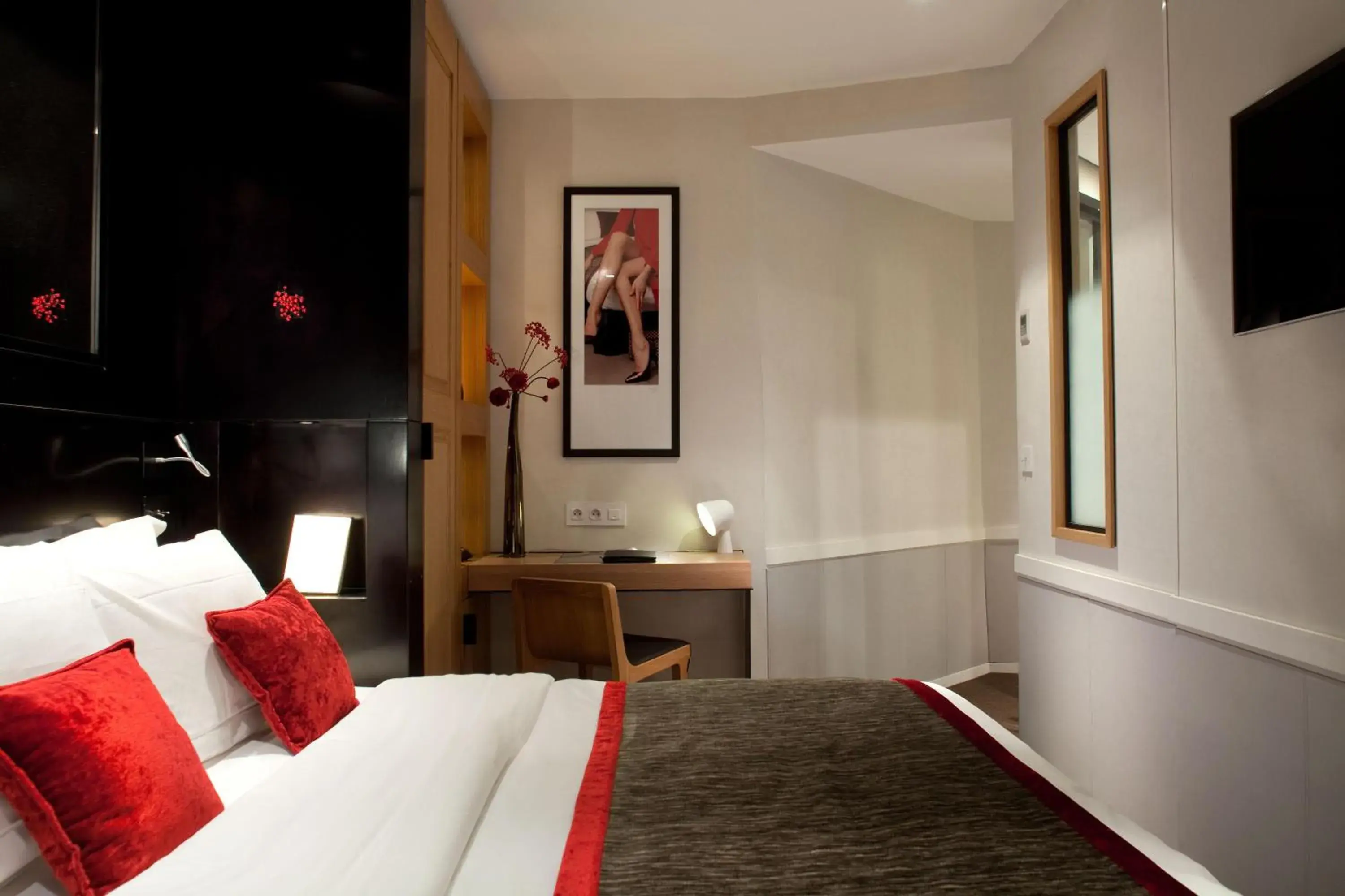 Photo of the whole room, Bed in Marceau Champs-Elysées Photo of the whole room, Bed in Marceau Champs-Elysées