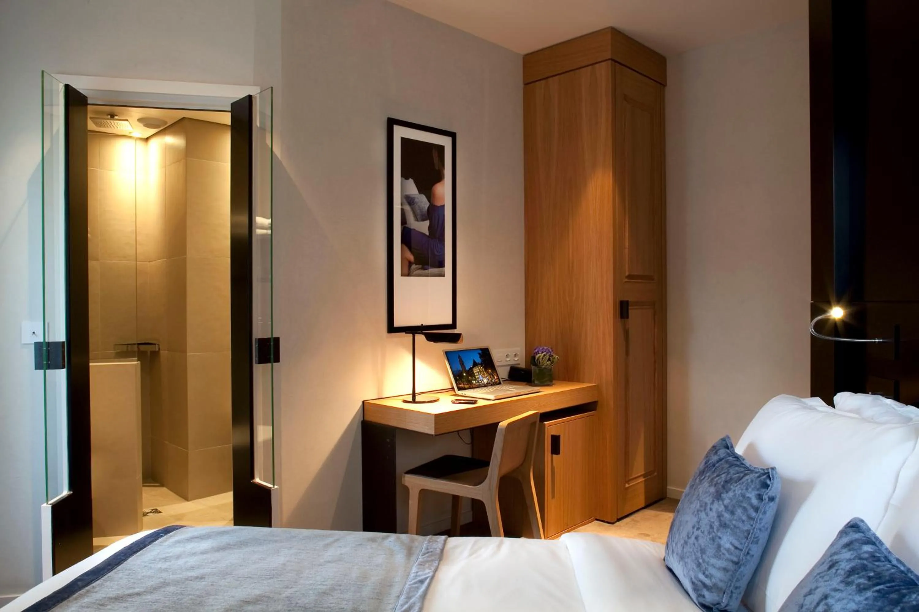 Photo of the whole room, Bed in Marceau Champs-Elysées