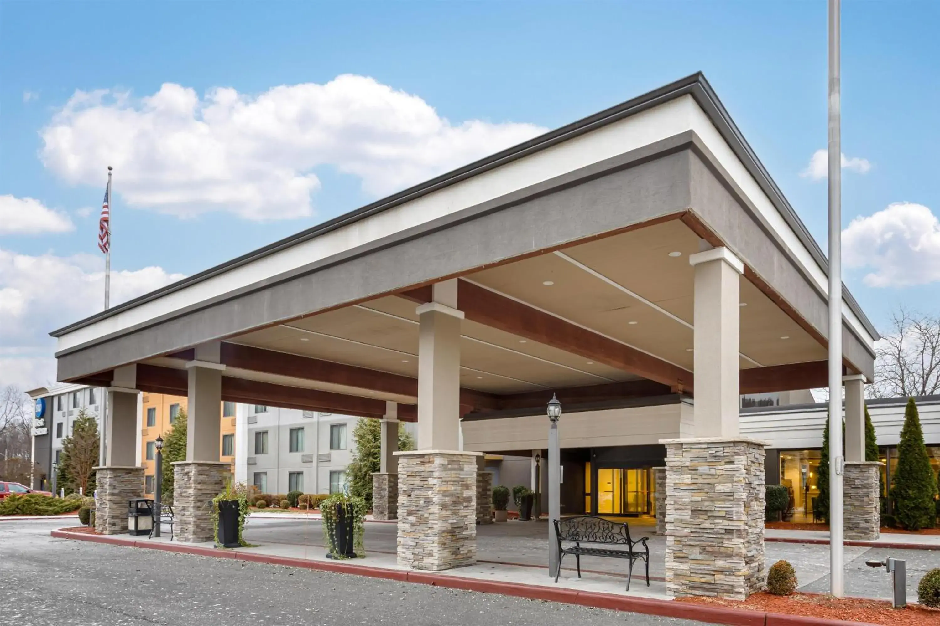 Property building in Best Western Hunt's Landing Hotel Matamoras Milford Property building in Best Western Hunt's Landing Hotel Matamoras Milford