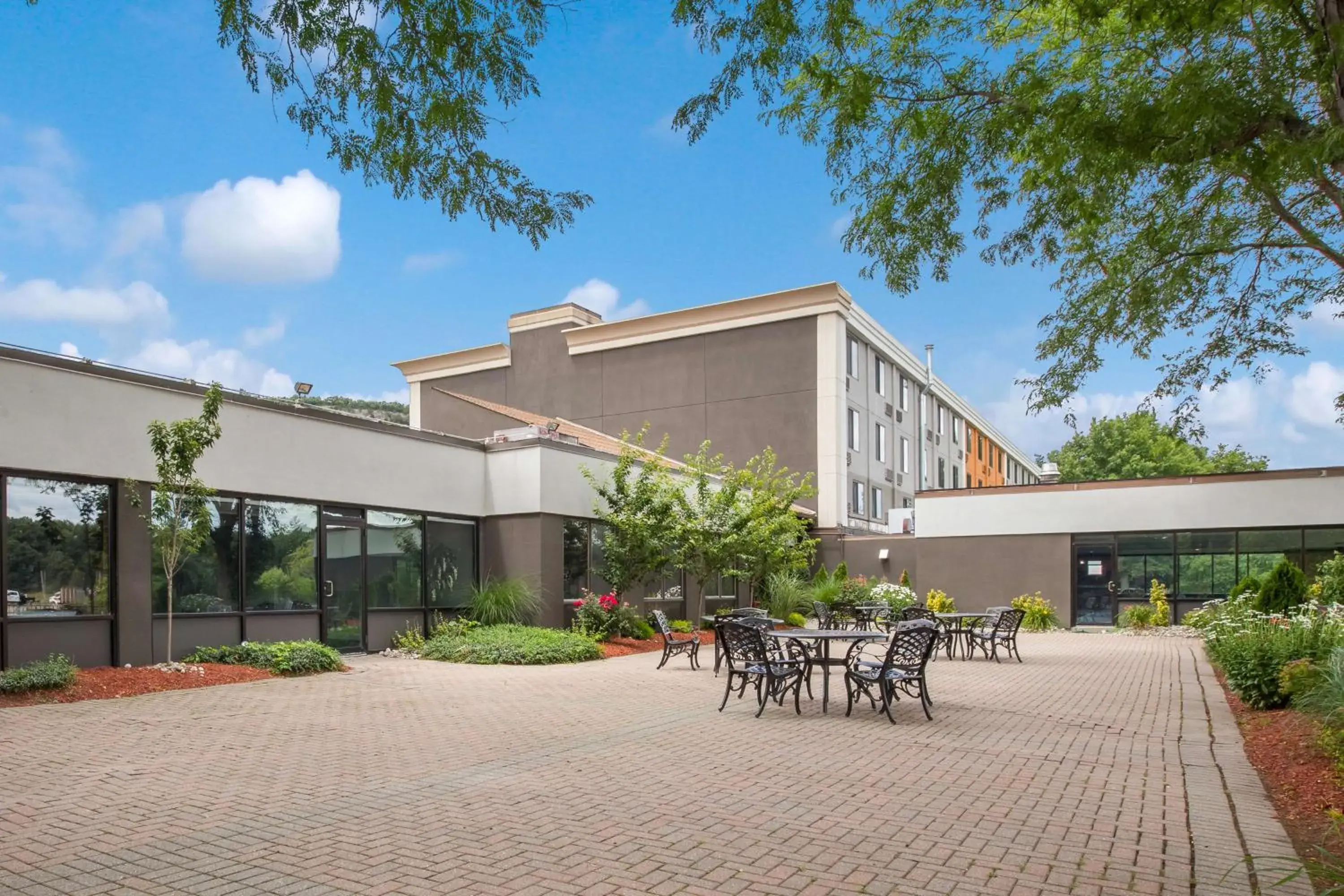 Property building in Best Western Hunt's Landing Hotel Matamoras Milford Property building in Best Western Hunt's Landing Hotel Matamoras Milford