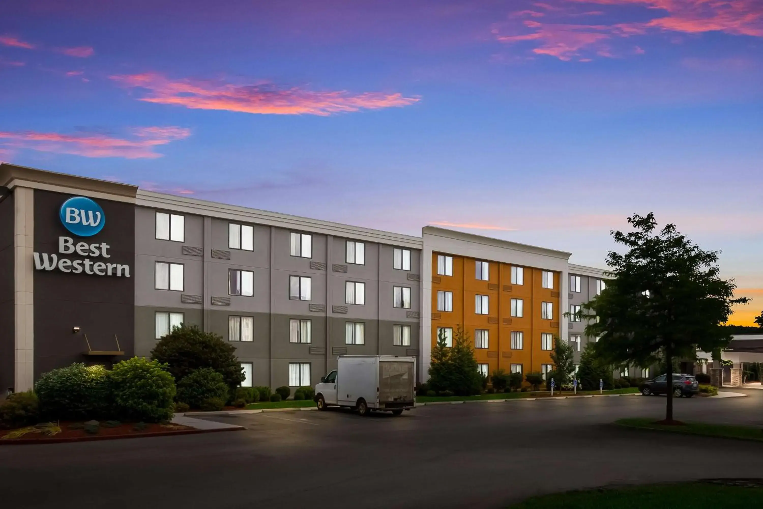 Property building in Best Western Hunt's Landing Hotel Matamoras Milford Property building in Best Western Hunt's Landing Hotel Matamoras Milford