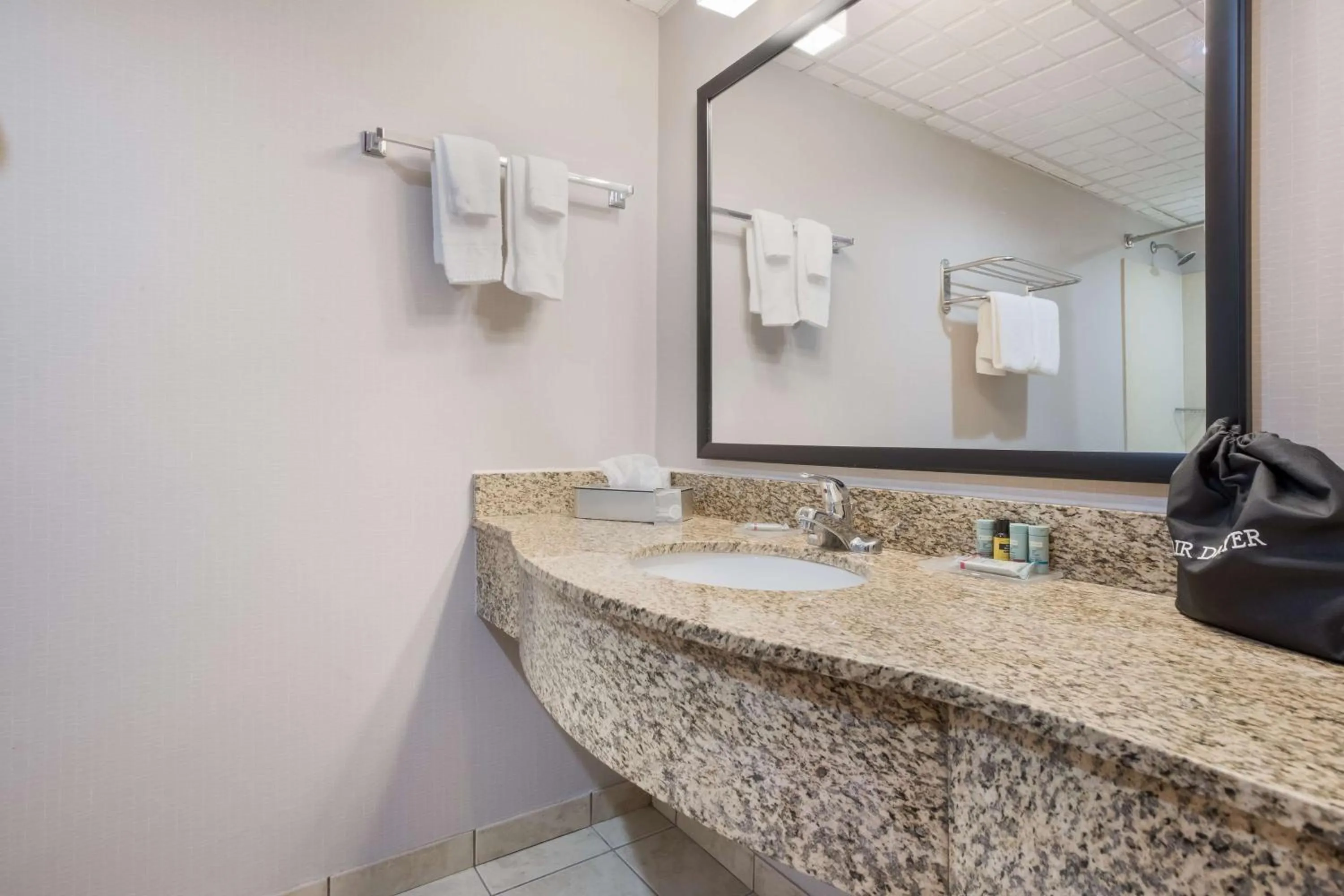 Bathroom in Best Western Hunt's Landing Hotel Matamoras Milford