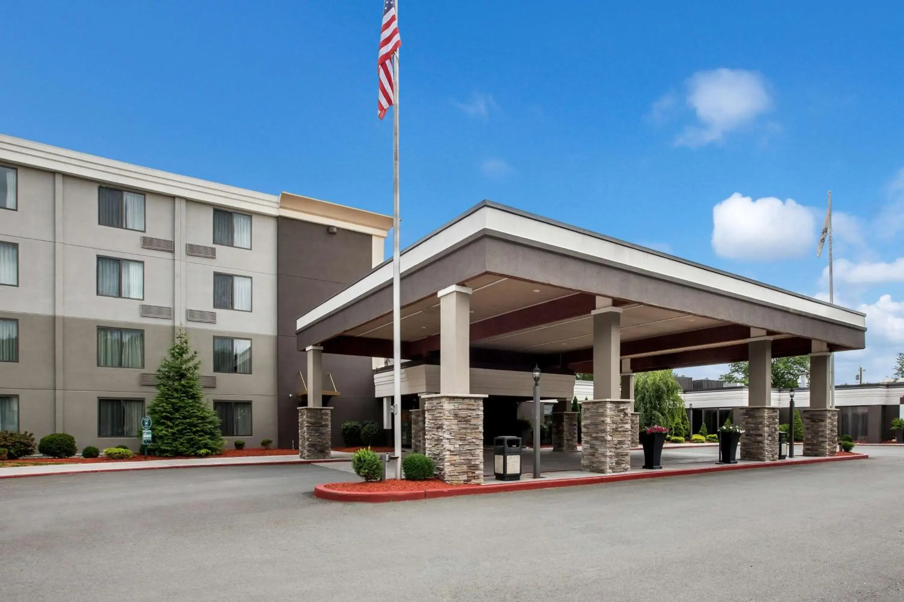 Property building in Best Western Hunt's Landing Hotel Matamoras Milford Property building in Best Western Hunt's Landing Hotel Matamoras Milford