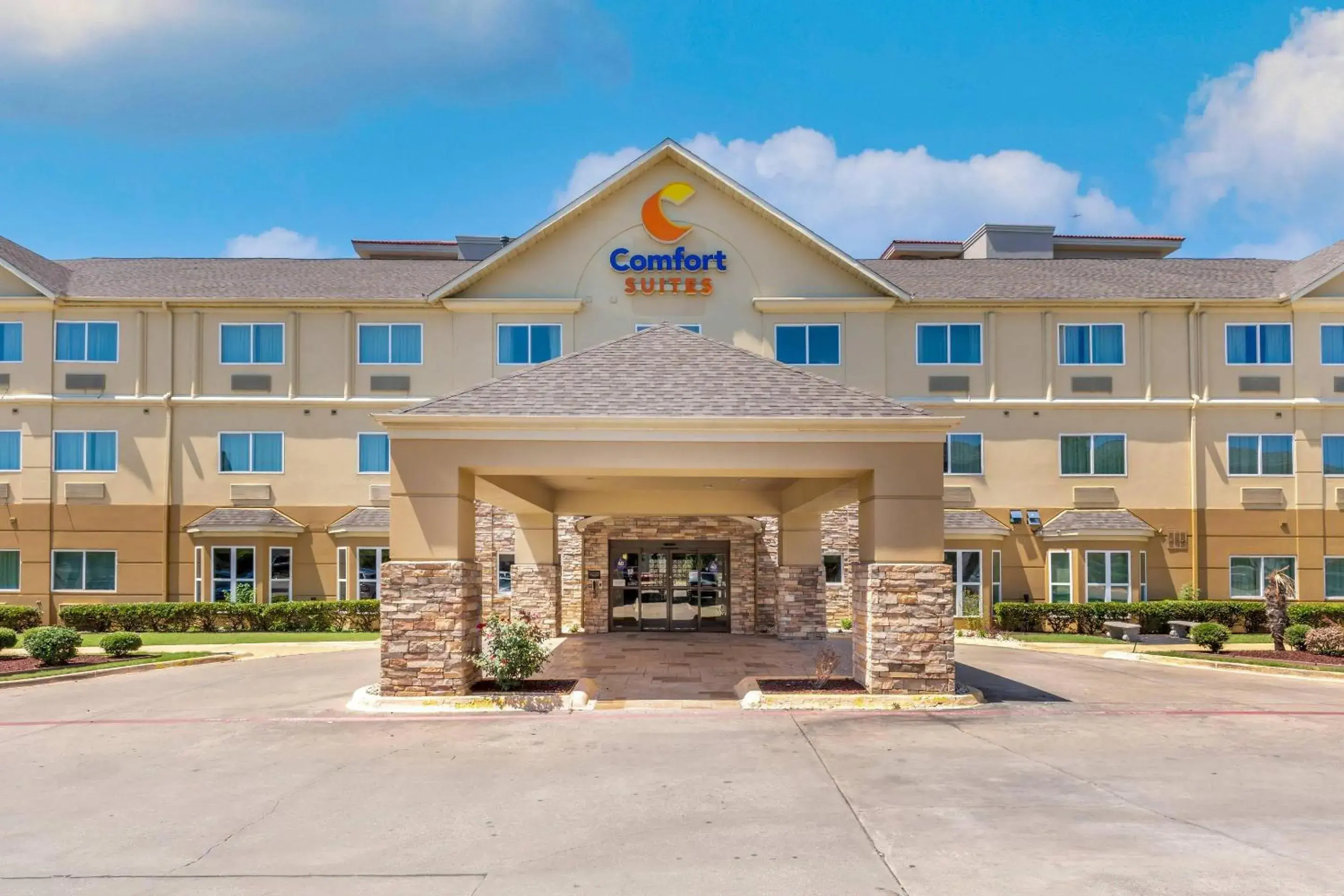 Property building in Comfort Suites North Dallas Property building in Comfort Suites North Dallas