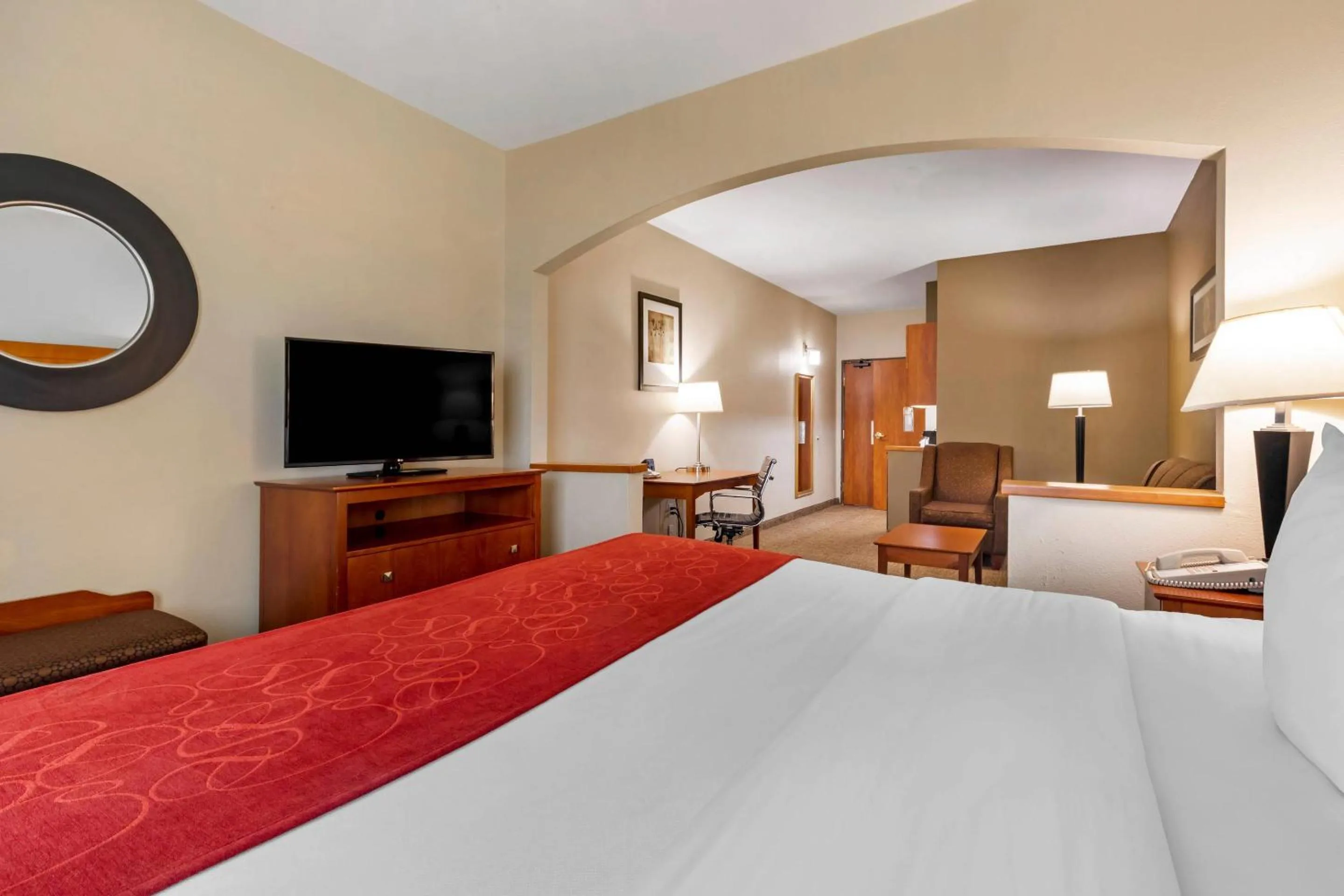 Bedroom, Bed in Comfort Suites North Dallas