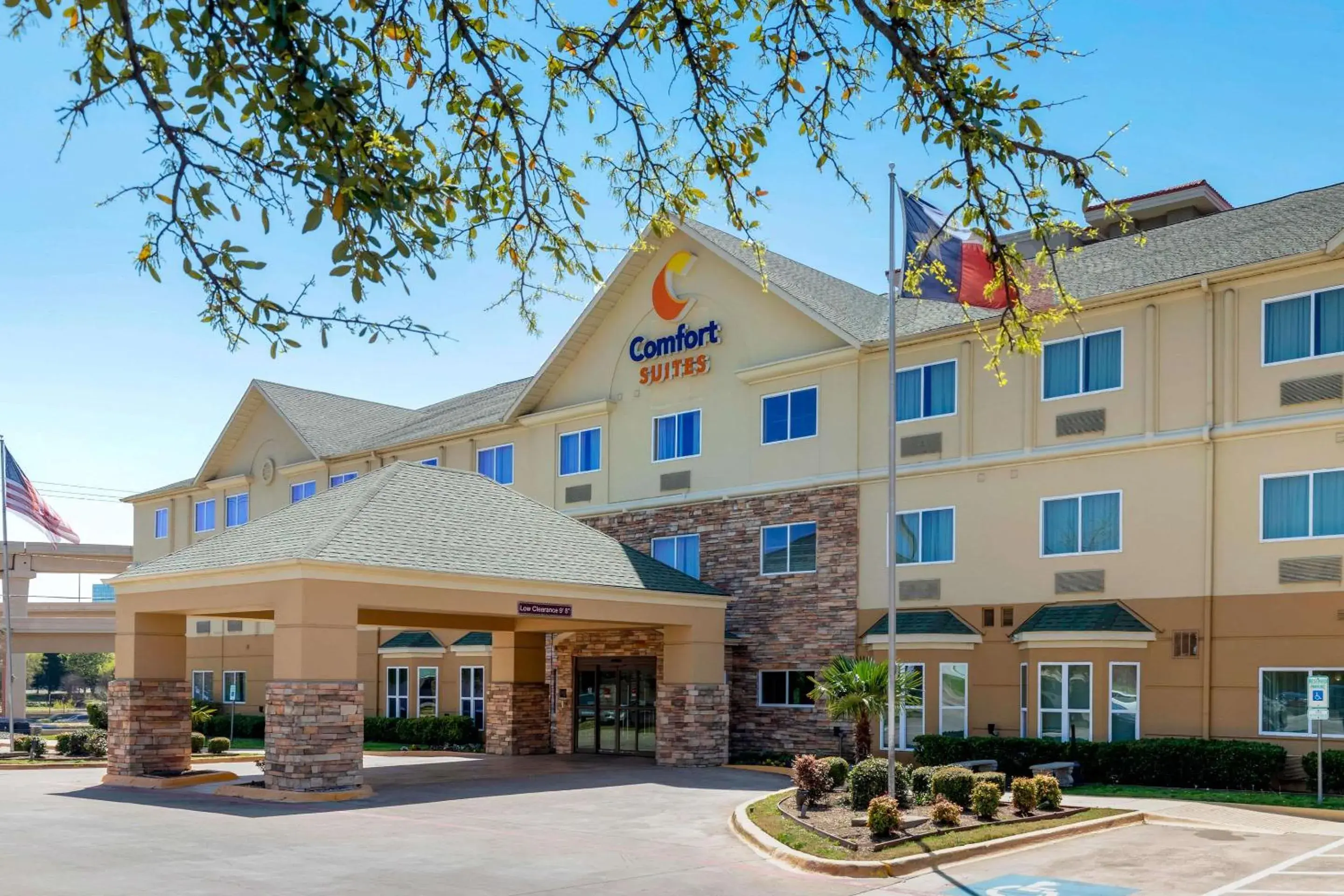 Property building in Comfort Suites North Dallas Property building in Comfort Suites North Dallas
