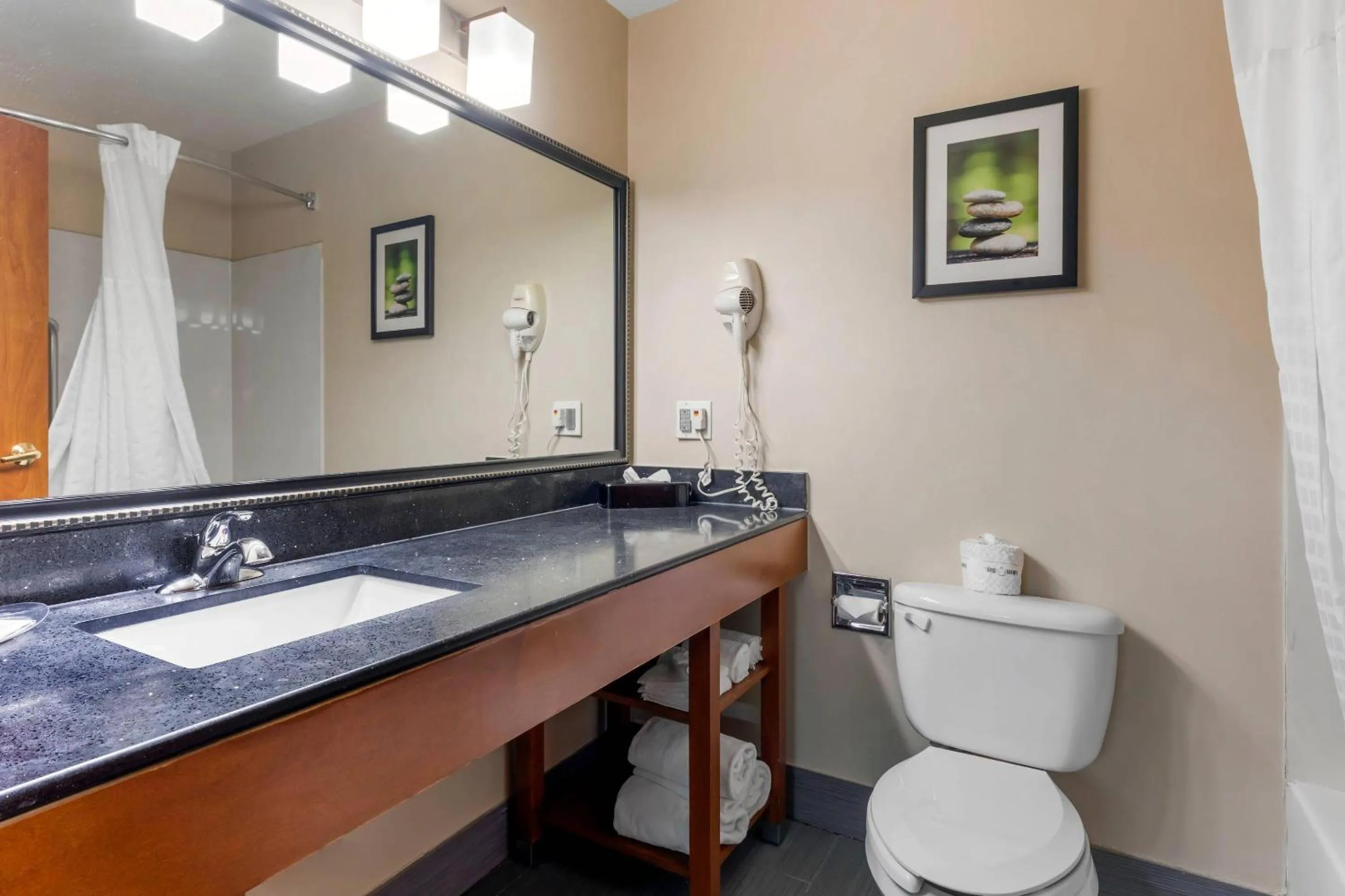 Bedroom in Comfort Suites North Dallas