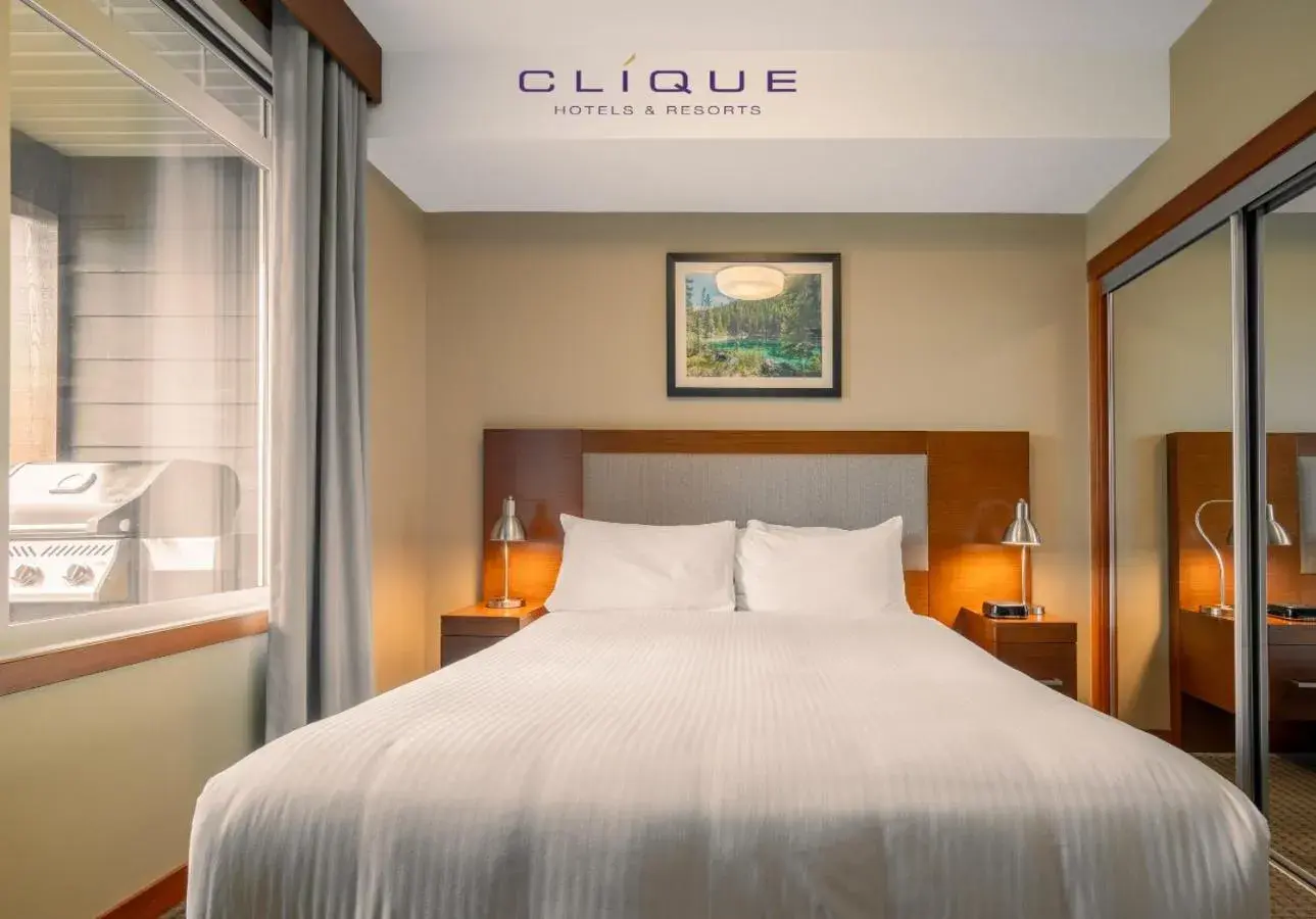 Bed in Falcon Crest Lodge by CLIQUE Bed in Falcon Crest Lodge by CLIQUE