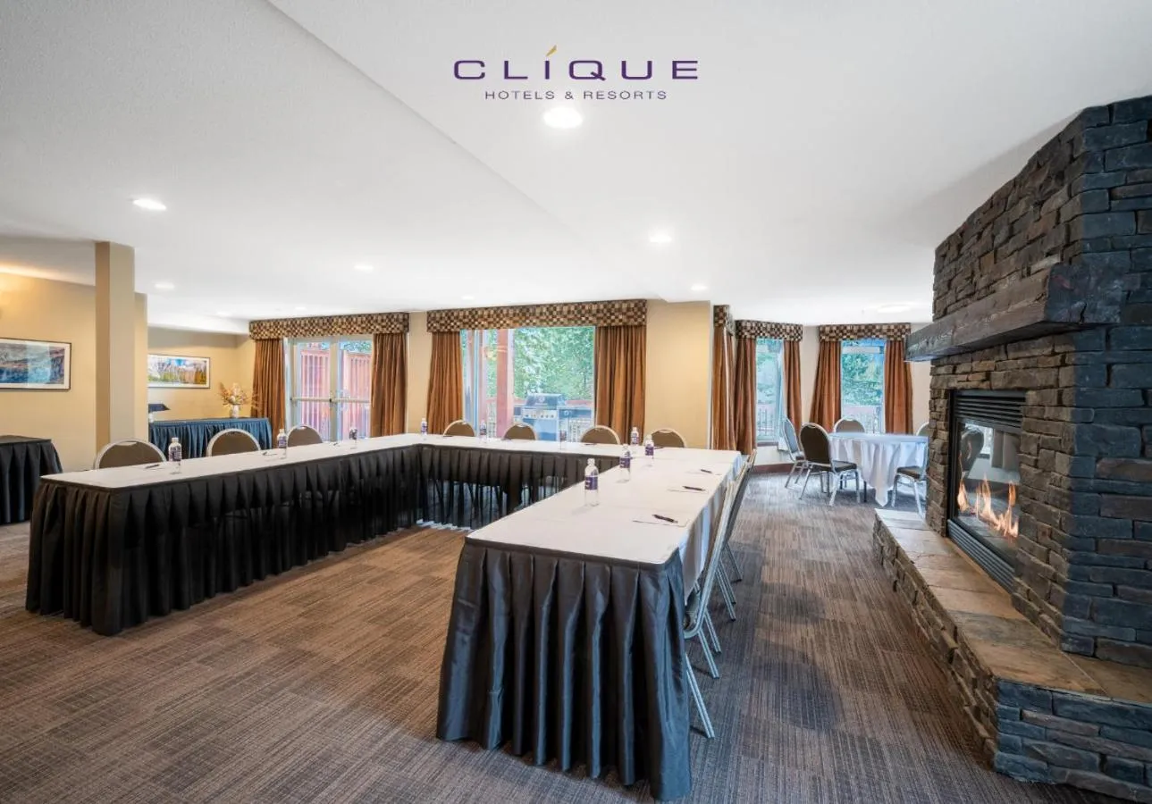 Meeting/conference room in Falcon Crest Lodge by CLIQUE