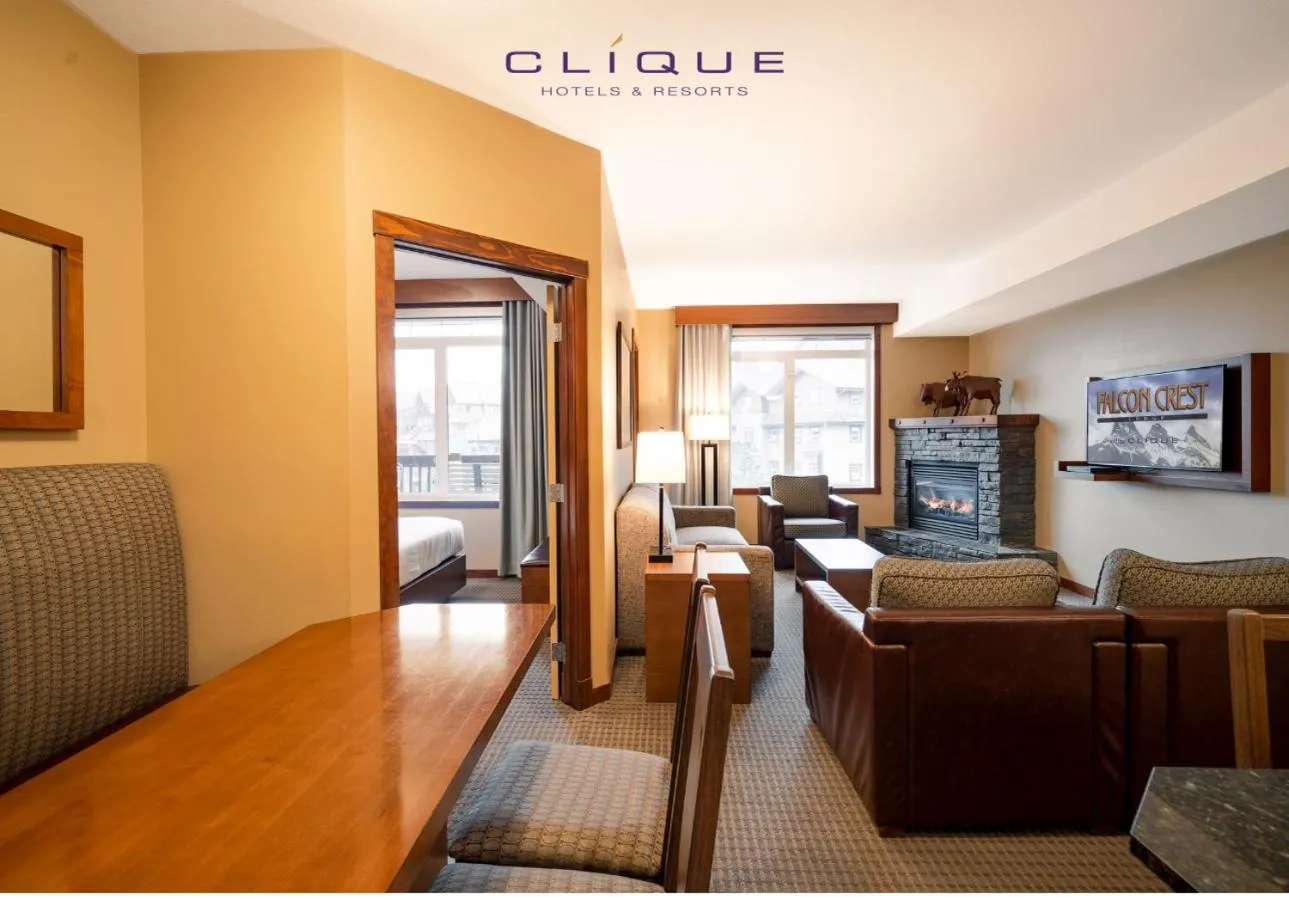 Living room in Falcon Crest Lodge by CLIQUE