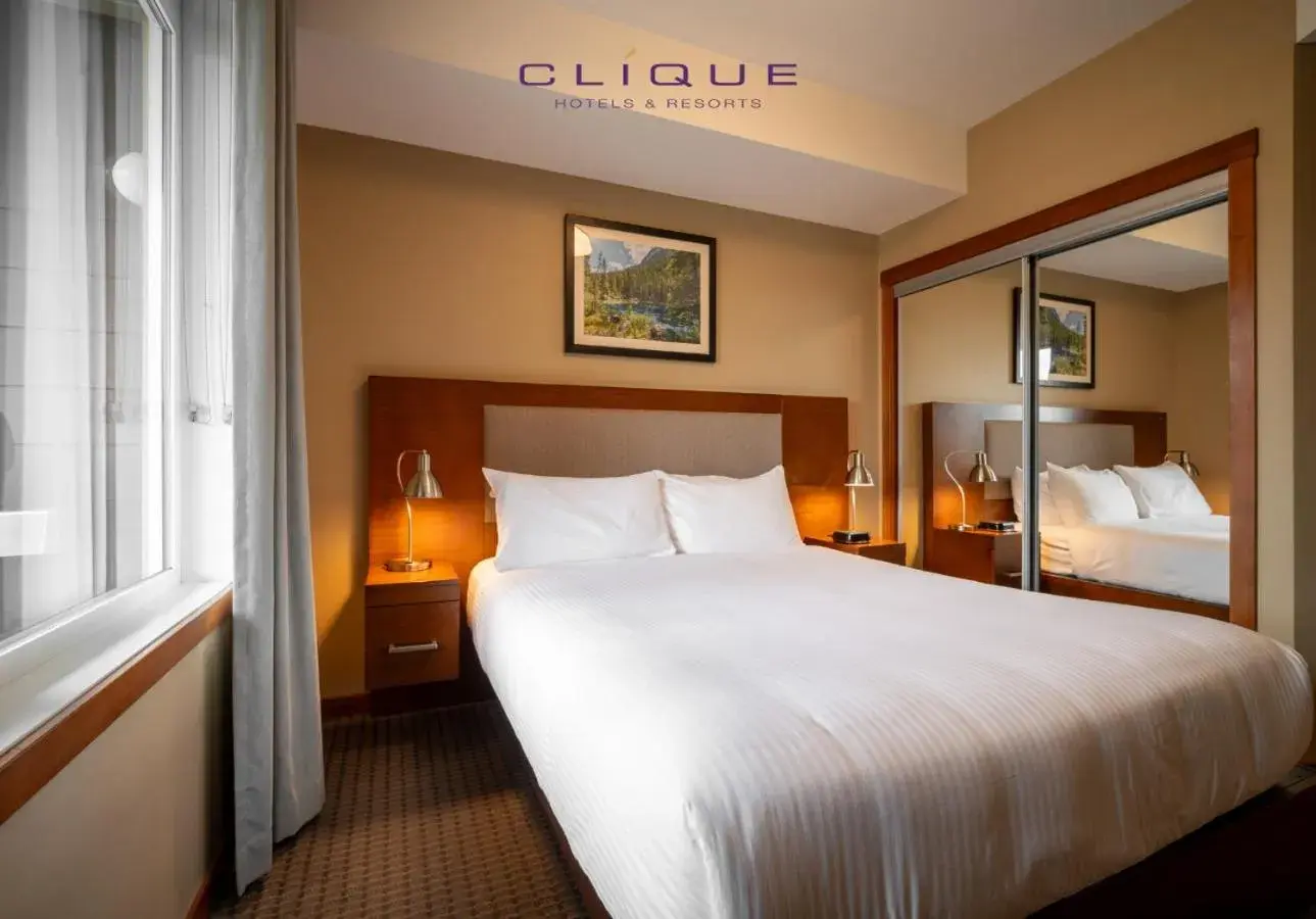 Bed in Falcon Crest Lodge by CLIQUE Bed in Falcon Crest Lodge by CLIQUE