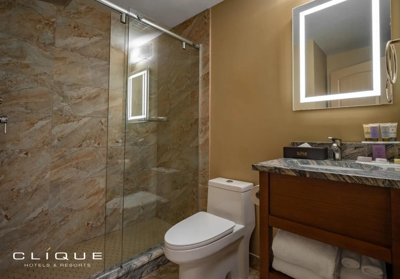 Shower in Falcon Crest Lodge by CLIQUE