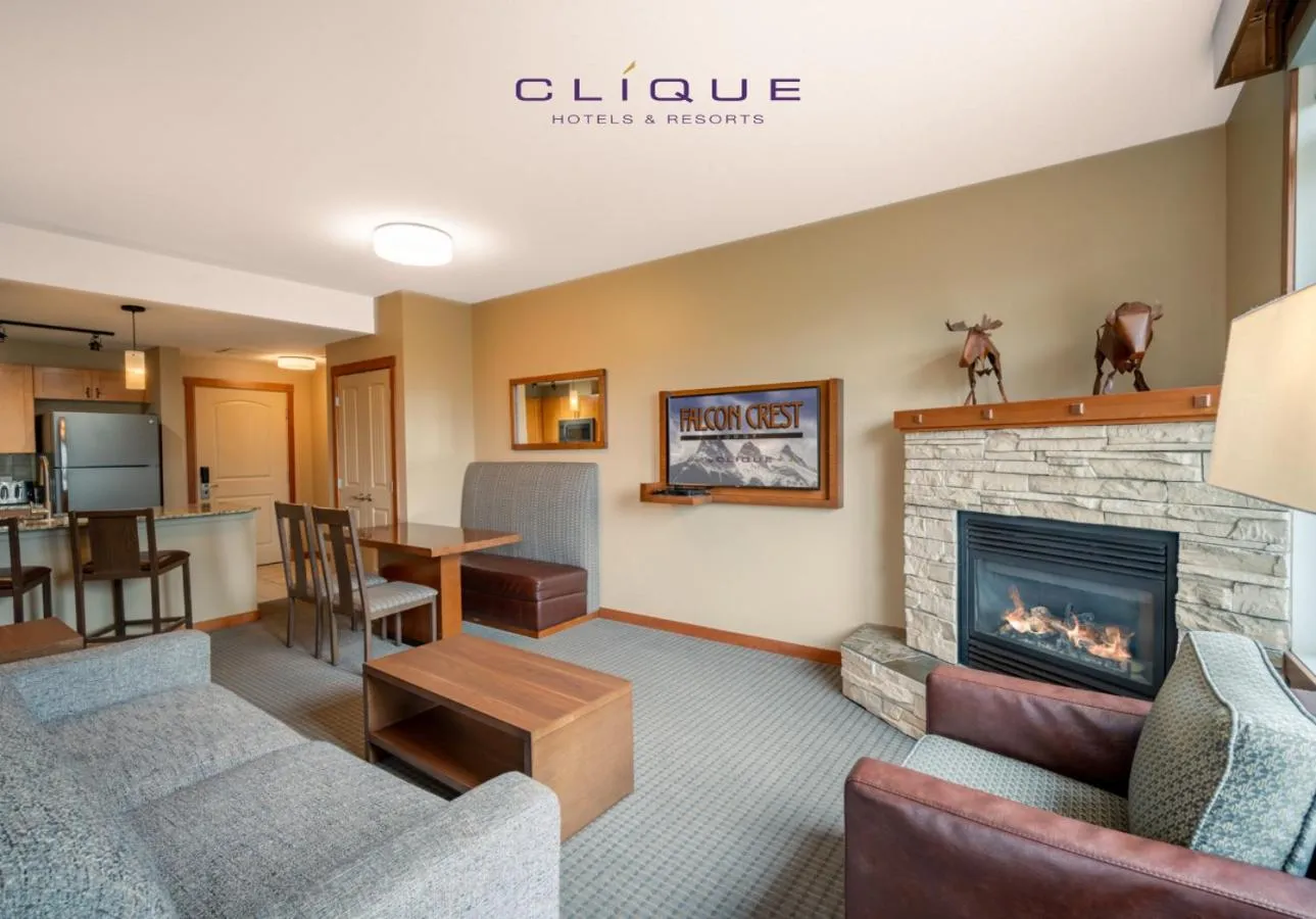 Living room in Falcon Crest Lodge by CLIQUE