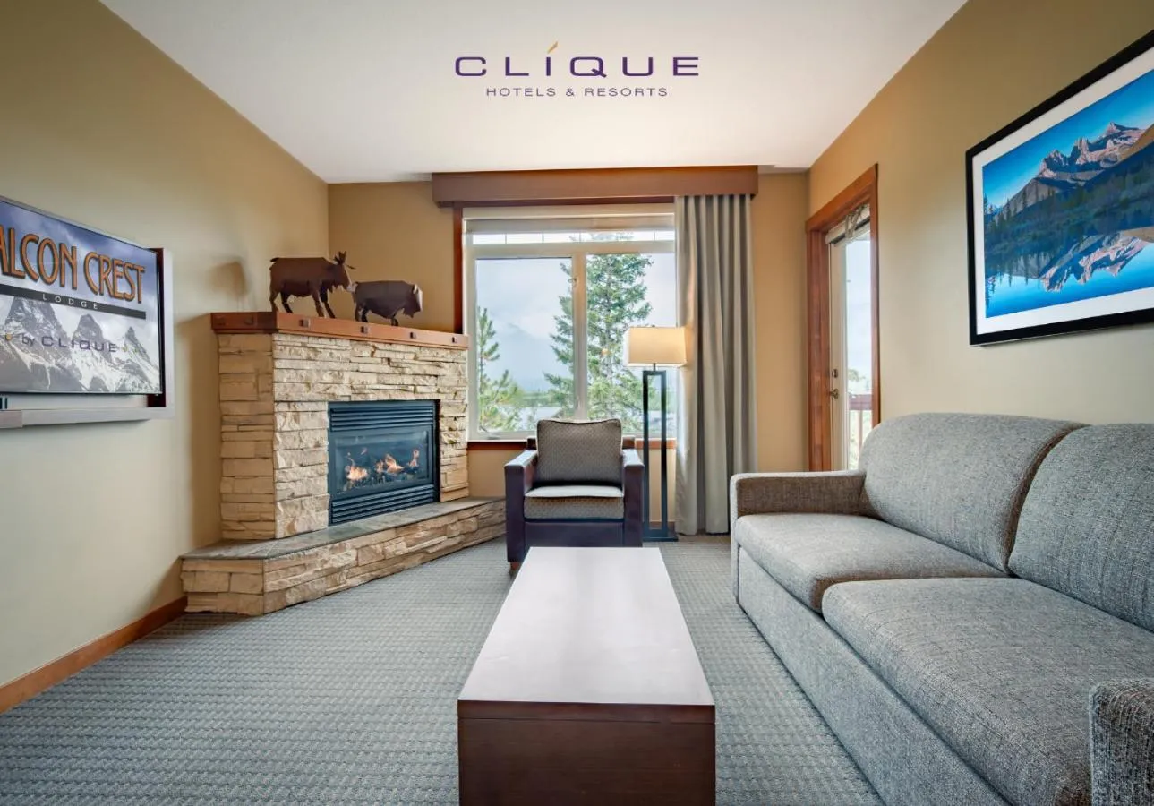 Living room in Falcon Crest Lodge by CLIQUE