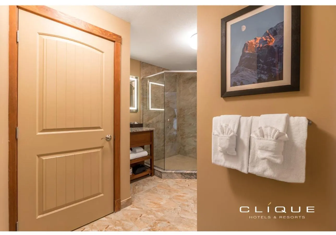 Shower in Falcon Crest Lodge by CLIQUE