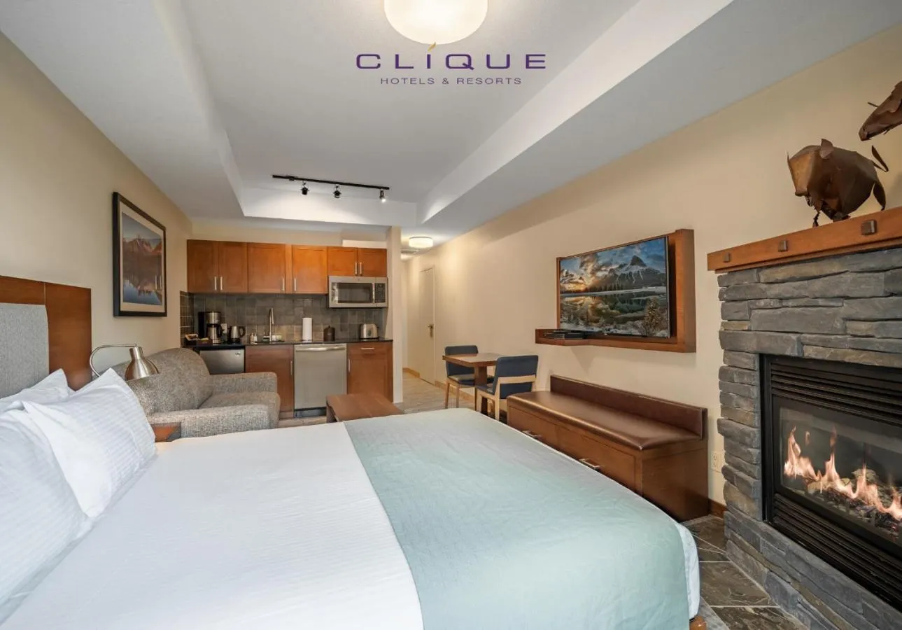 Photo of the whole room, Bed in Falcon Crest Lodge by CLIQUE