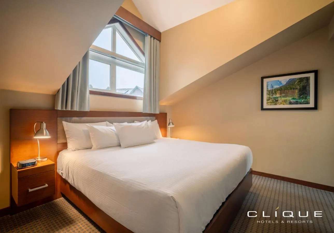 Bed in Falcon Crest Lodge by CLIQUE