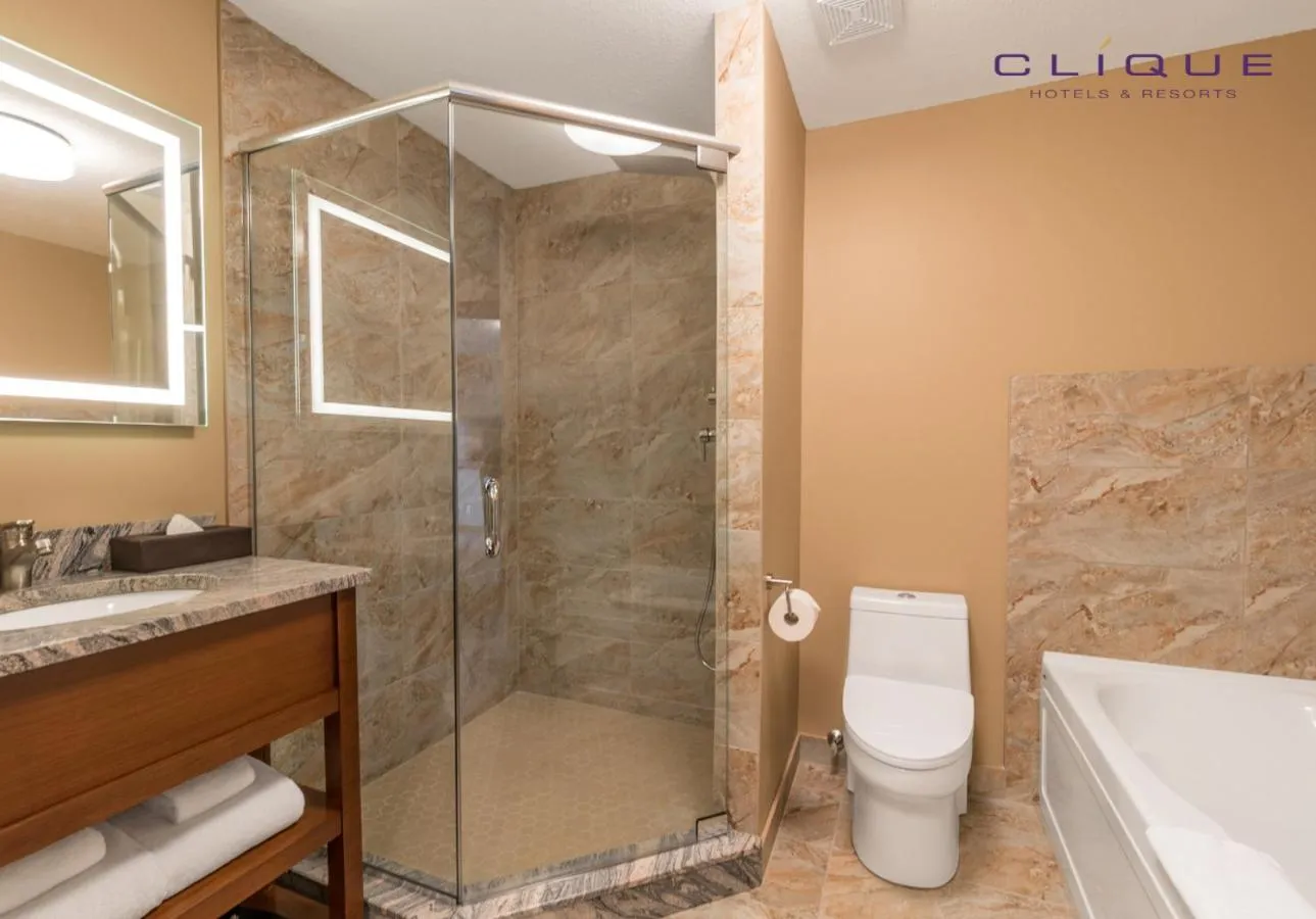 Shower in Falcon Crest Lodge by CLIQUE