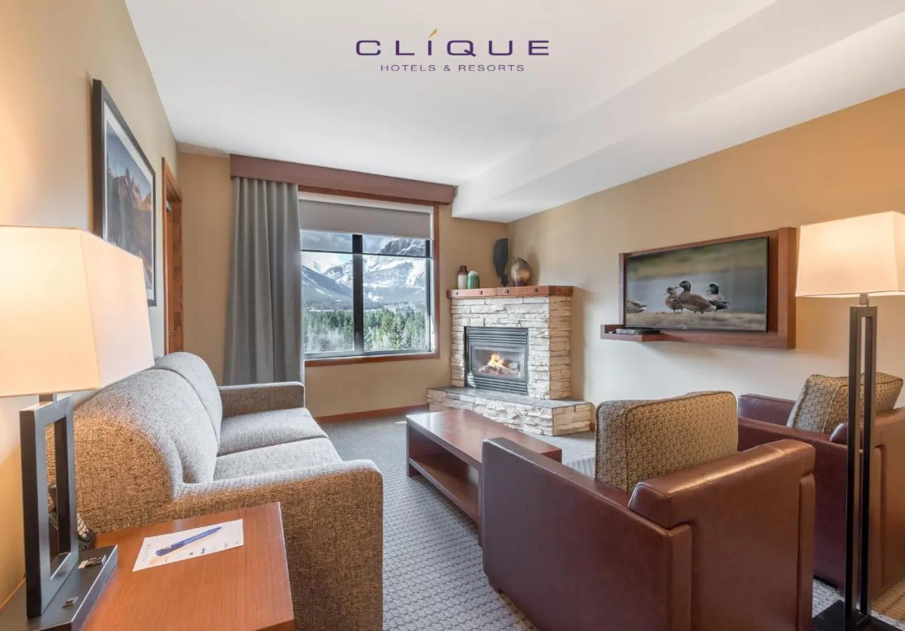 Living room in Falcon Crest Lodge by CLIQUE