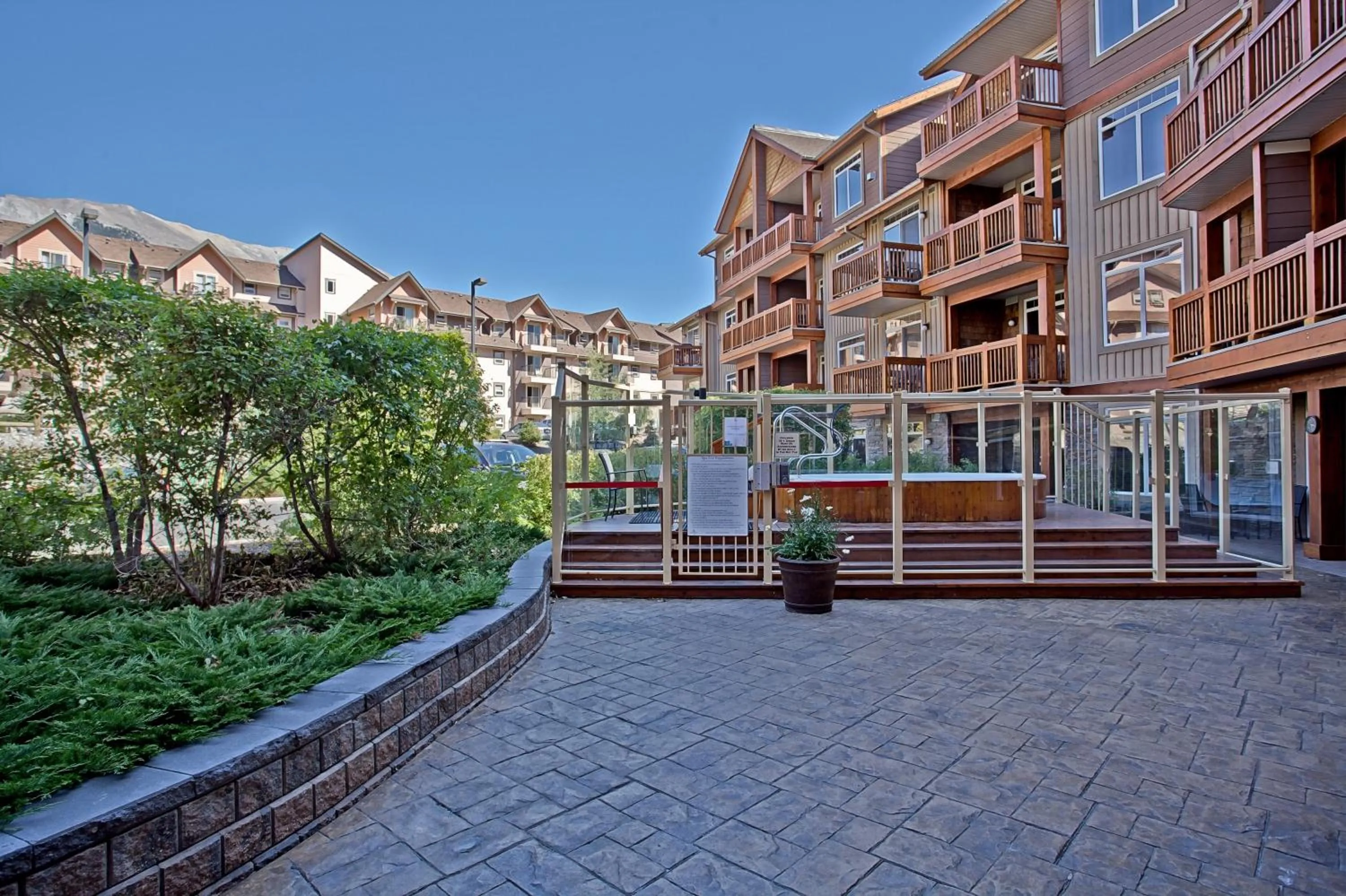 Property building in Falcon Crest Lodge by CLIQUE