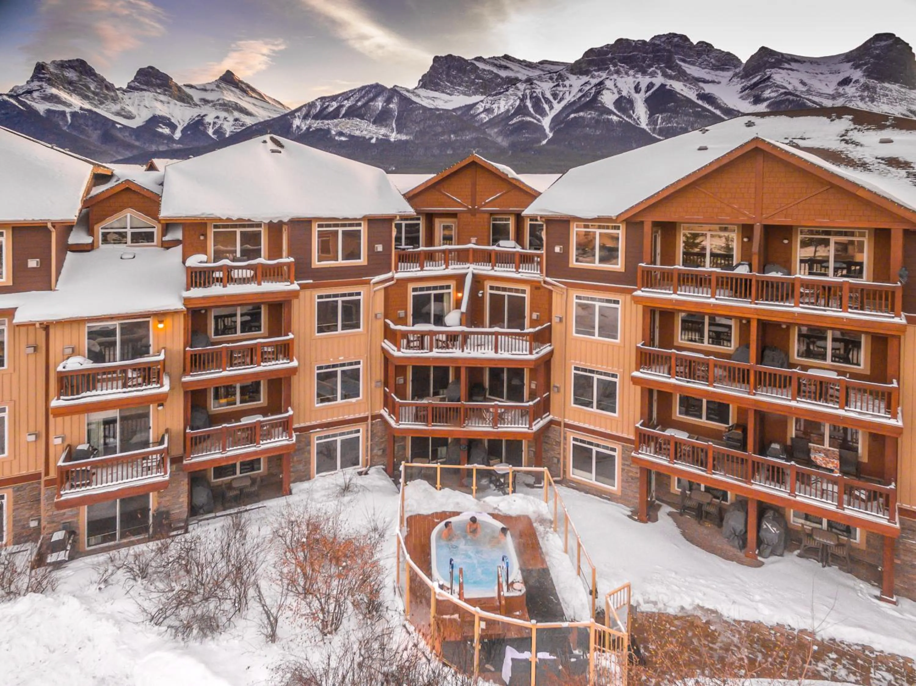 Property building in Falcon Crest Lodge by CLIQUE