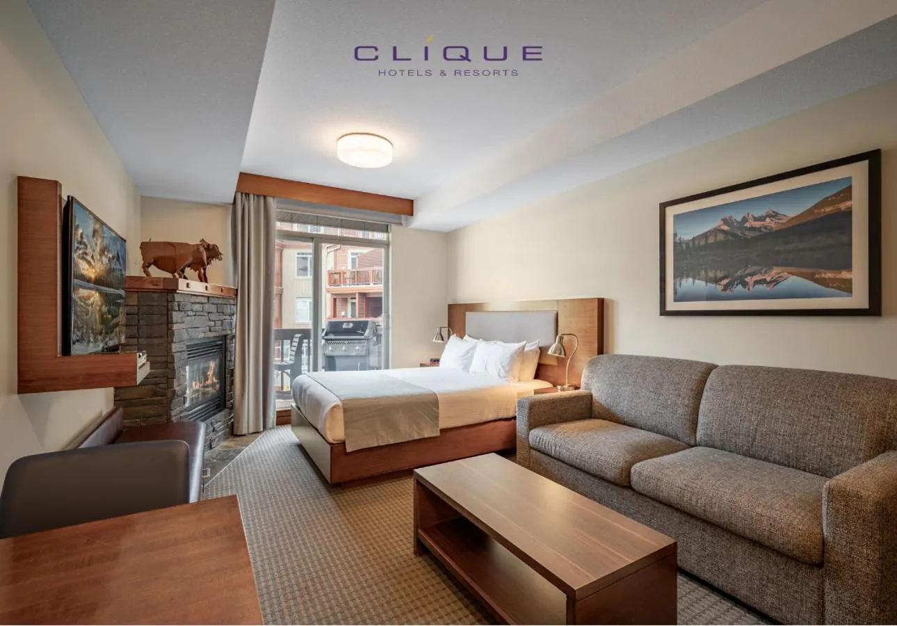 Photo of the whole room, Bed in Falcon Crest Lodge by CLIQUE