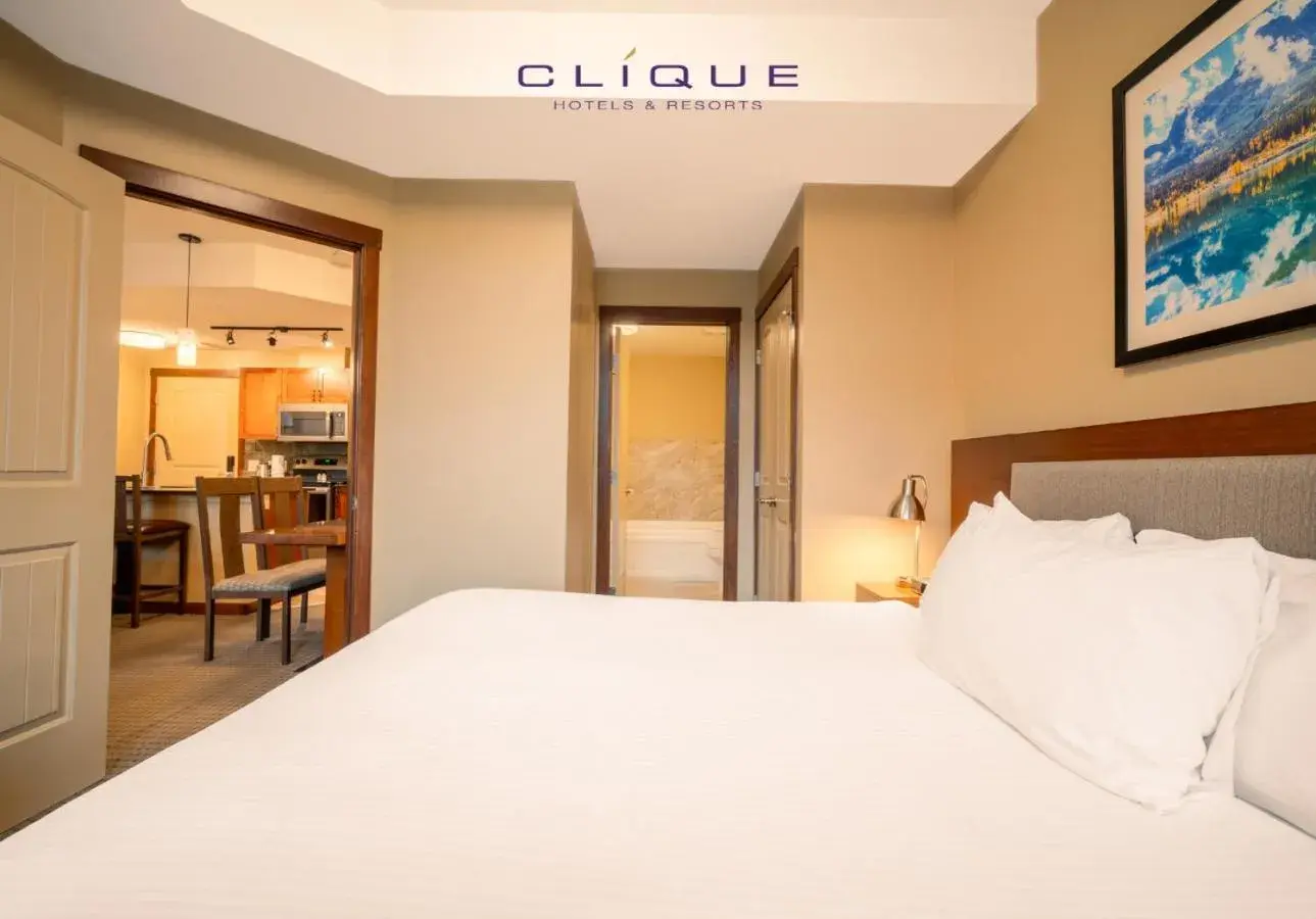 Bed in Falcon Crest Lodge by CLIQUE Bed in Falcon Crest Lodge by CLIQUE
