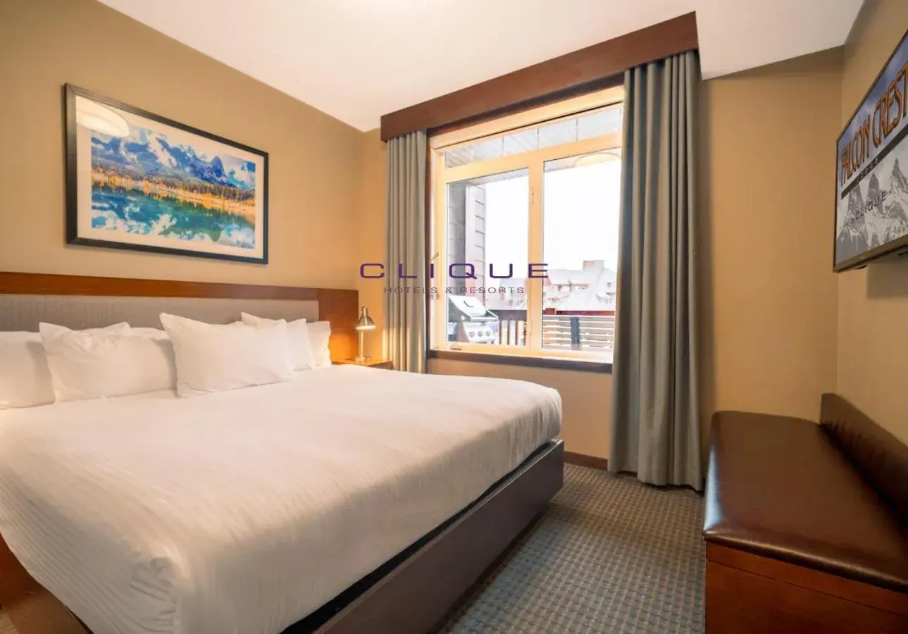 Bed in Falcon Crest Lodge by CLIQUE Bed in Falcon Crest Lodge by CLIQUE