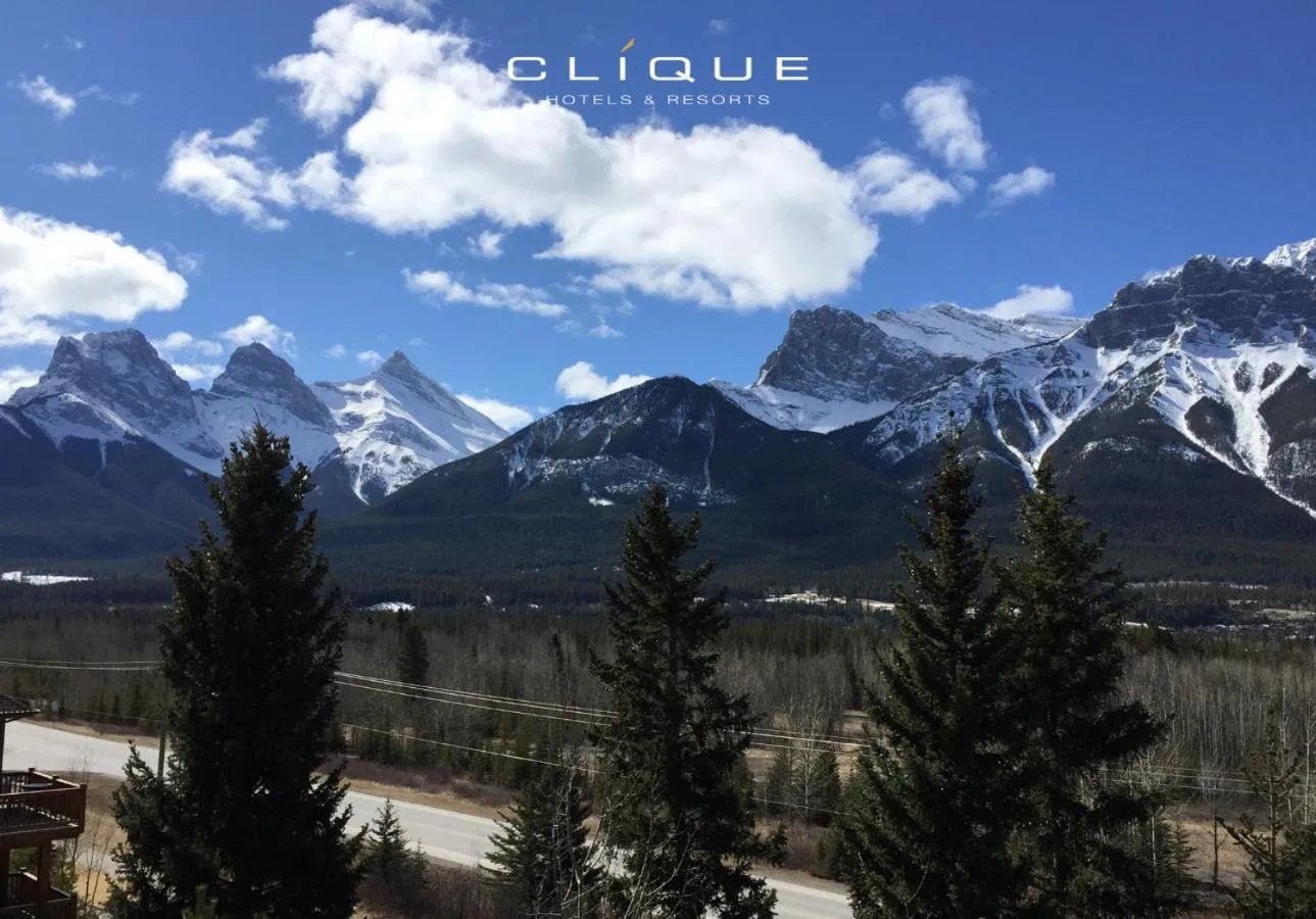 Natural landscape in Falcon Crest Lodge by CLIQUE