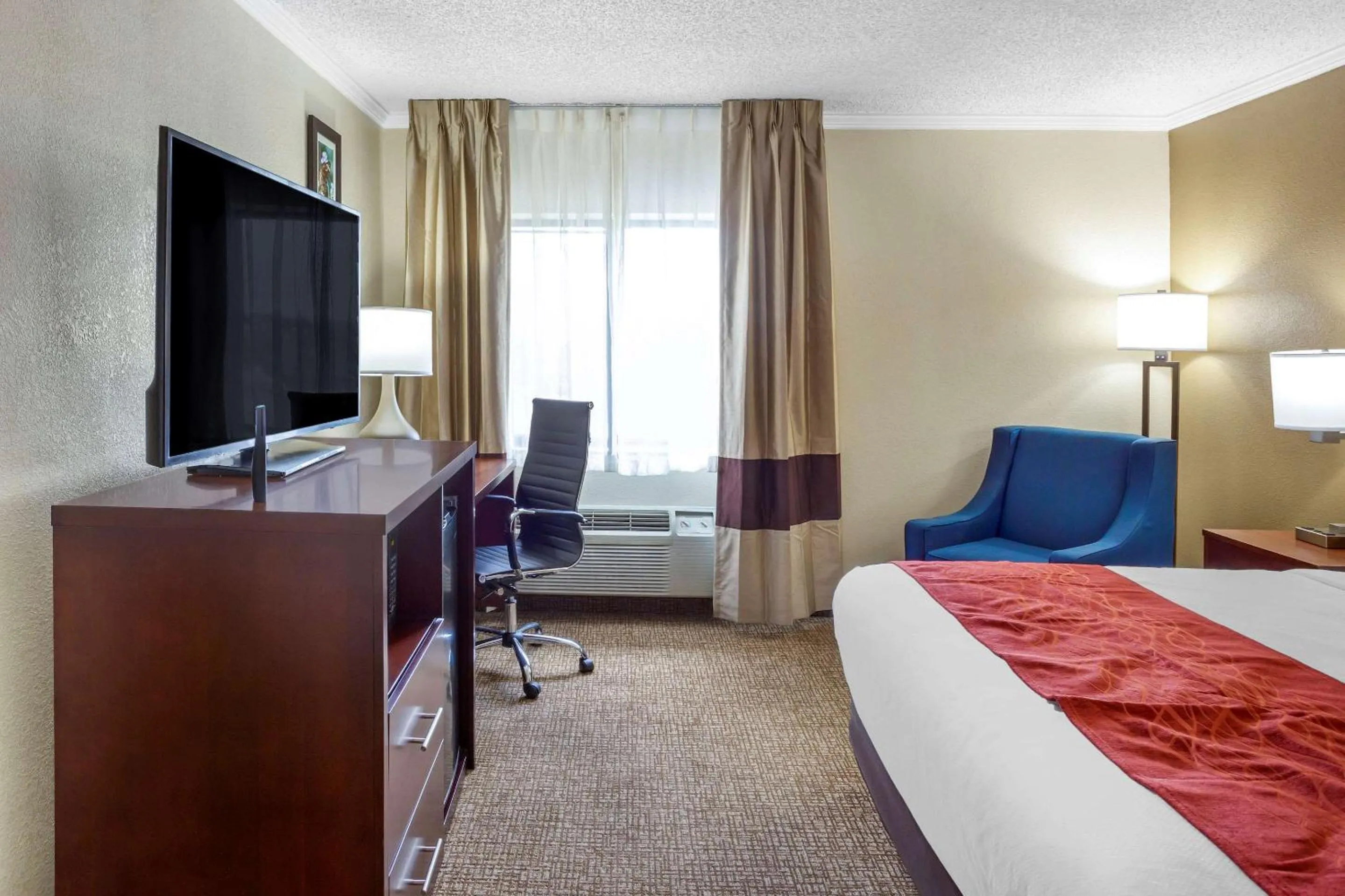 Photo of the whole room, Bed in Comfort Inn Hoffman Estates - Schaumburg