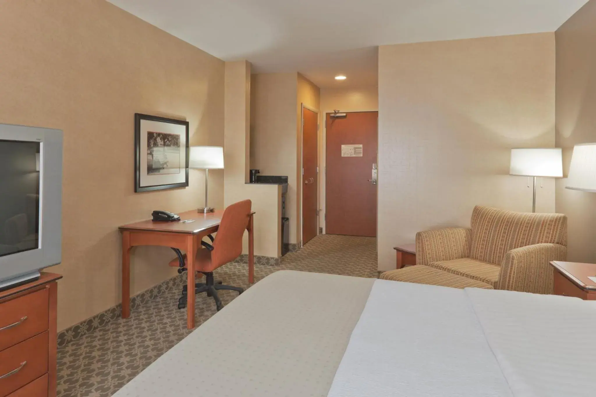 Bathroom, Bed in Holiday Inn Carbondale - Conference Center by IHG Bathroom, Bed in Holiday Inn Carbondale - Conference Center by IHG