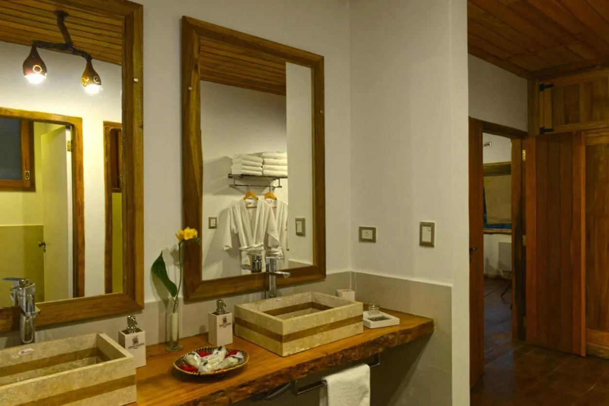 Bathroom in La Aldea De La Selva Lodge