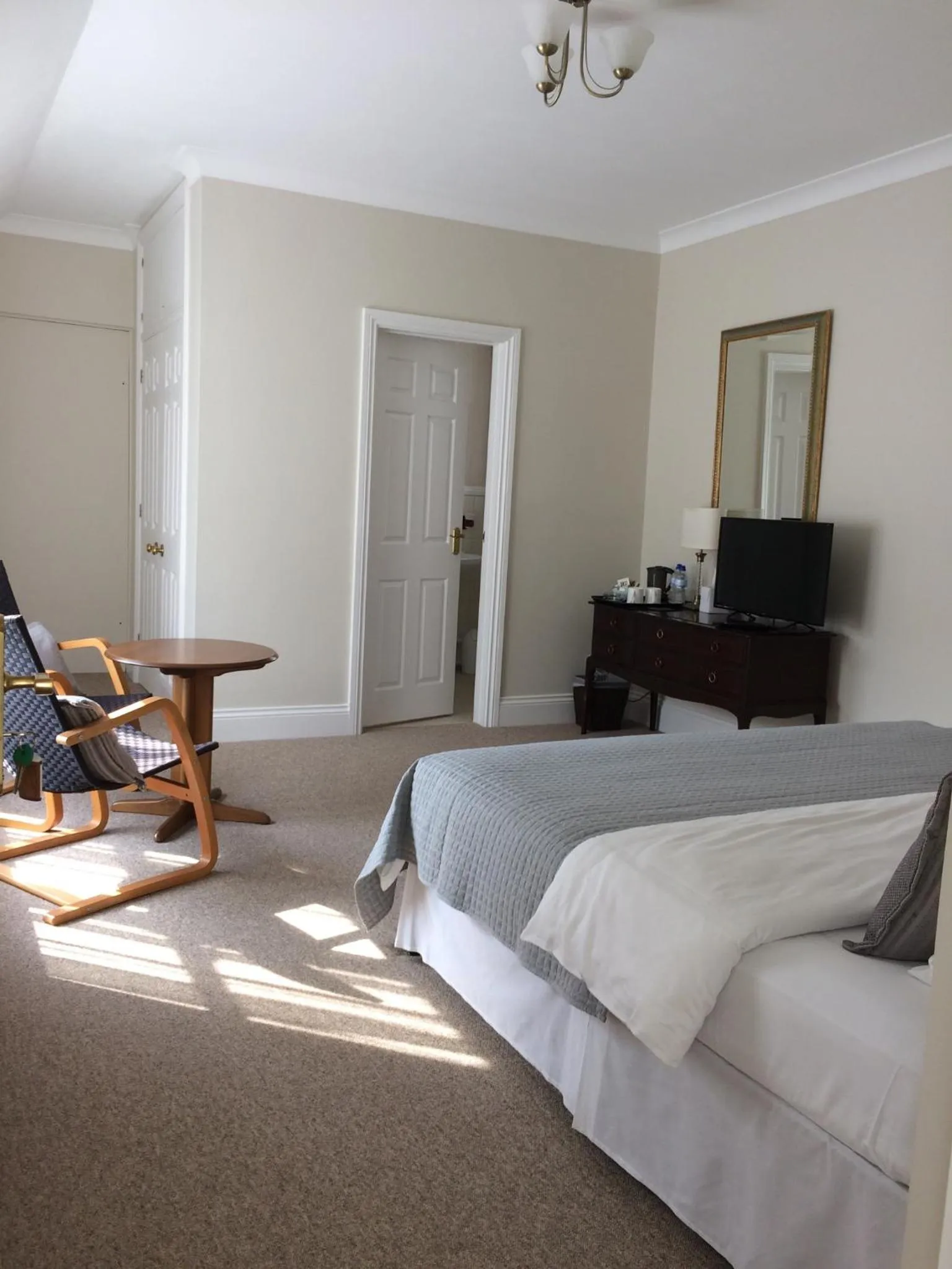 Photo of the whole room in Little Manor