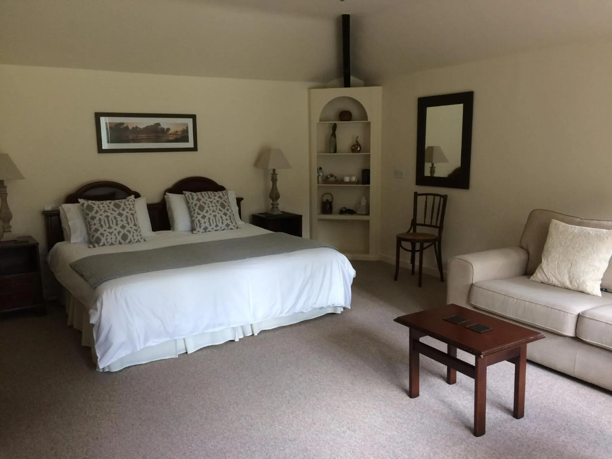 Photo of the whole room in Little Manor