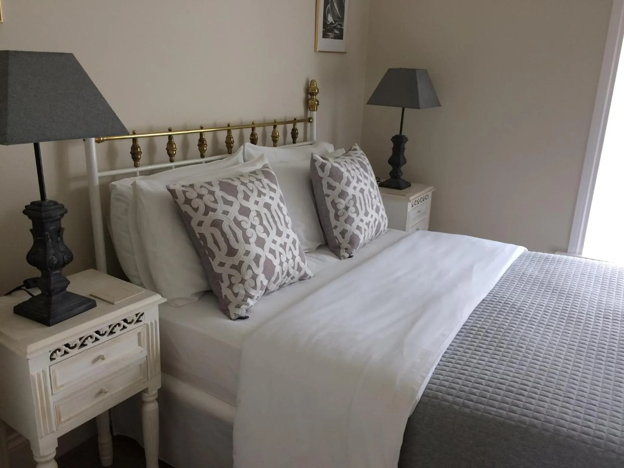 Photo of the whole room in Little Manor