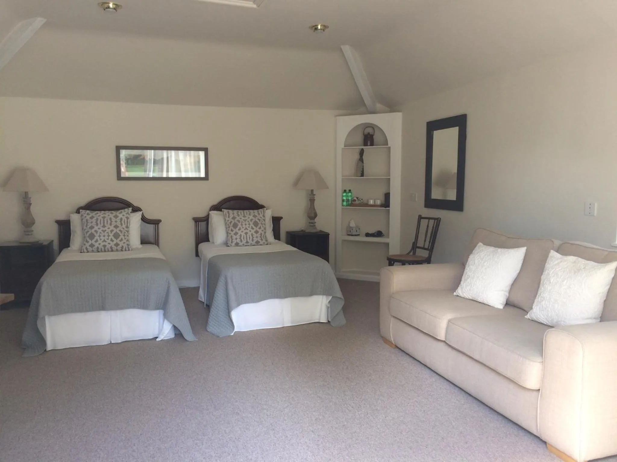 Photo of the whole room in Little Manor