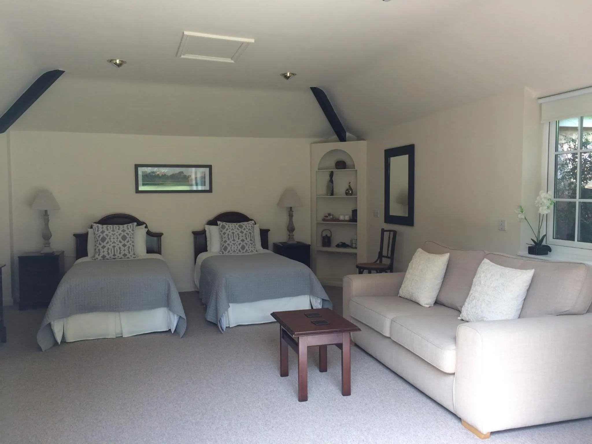 Photo of the whole room in Little Manor