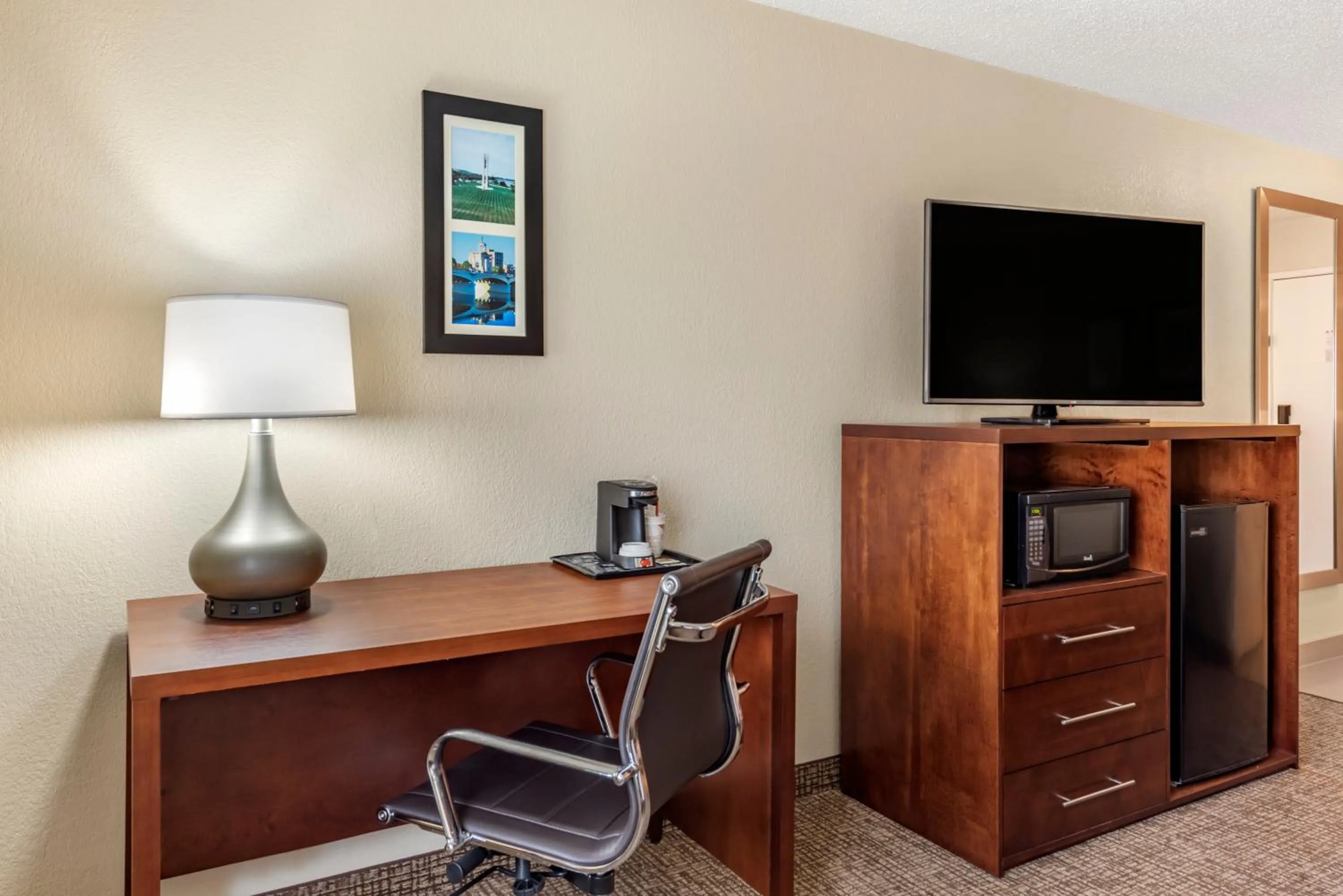 TV and multimedia in Comfort Inn & Suites Middletown - Franklin