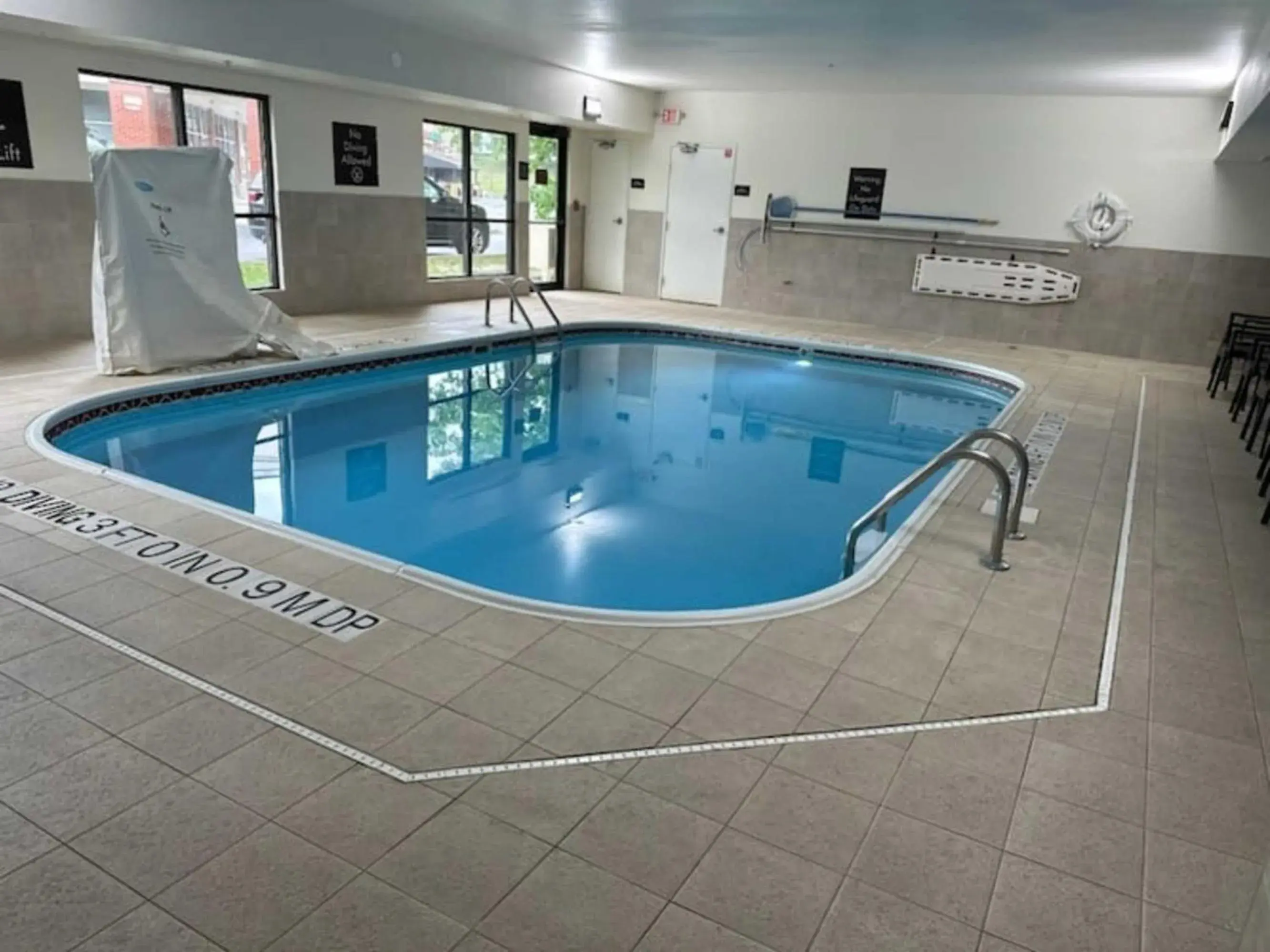 Swimming pool in Comfort Inn & Suites Middletown - Franklin Swimming pool in Comfort Inn & Suites Middletown - Franklin