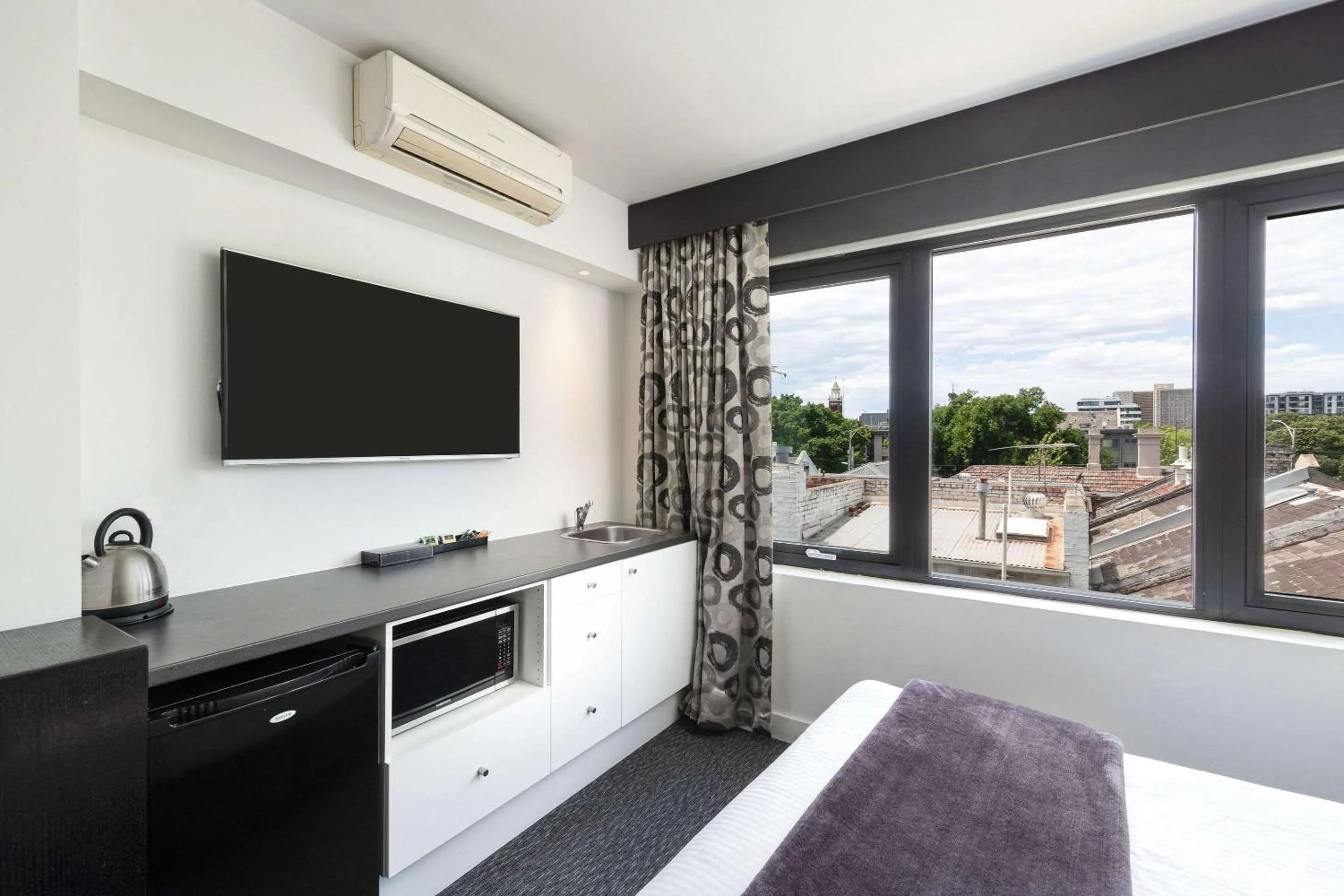 Bedroom, Bed in Comfort Hotel East Melbourne