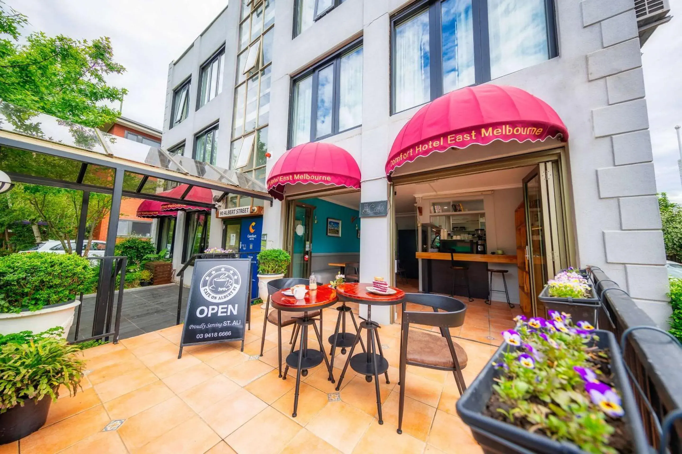 Property building in Comfort Hotel East Melbourne Property building in Comfort Hotel East Melbourne