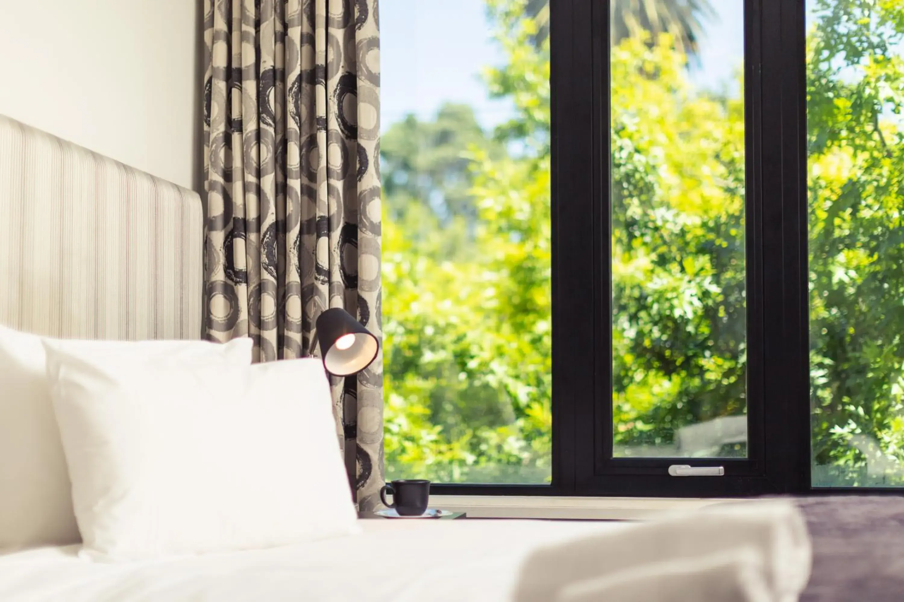 Garden view, Bed in Comfort Hotel East Melbourne Garden view, Bed in Comfort Hotel East Melbourne