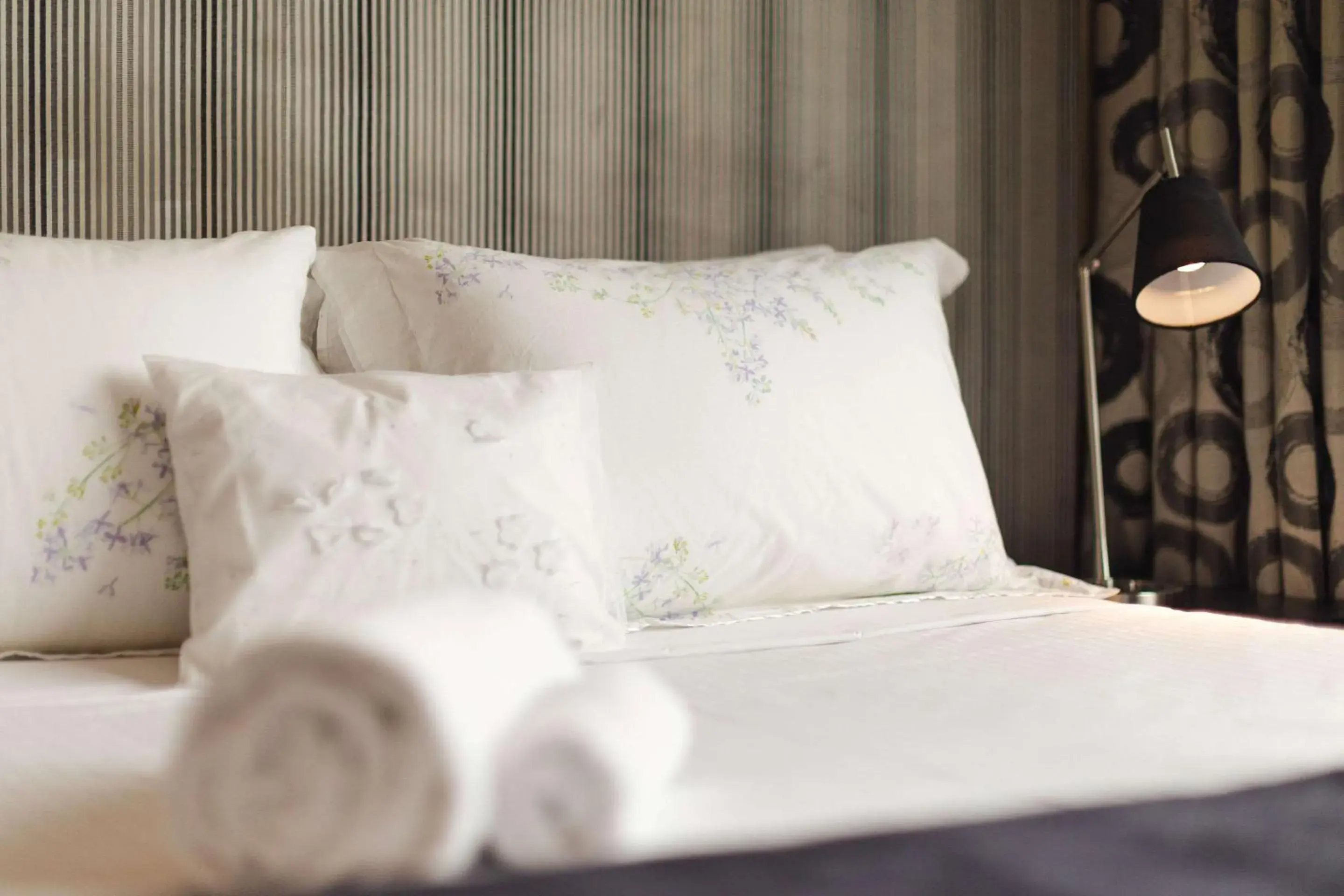 Bedroom, Bed in Comfort Hotel East Melbourne Bedroom, Bed in Comfort Hotel East Melbourne