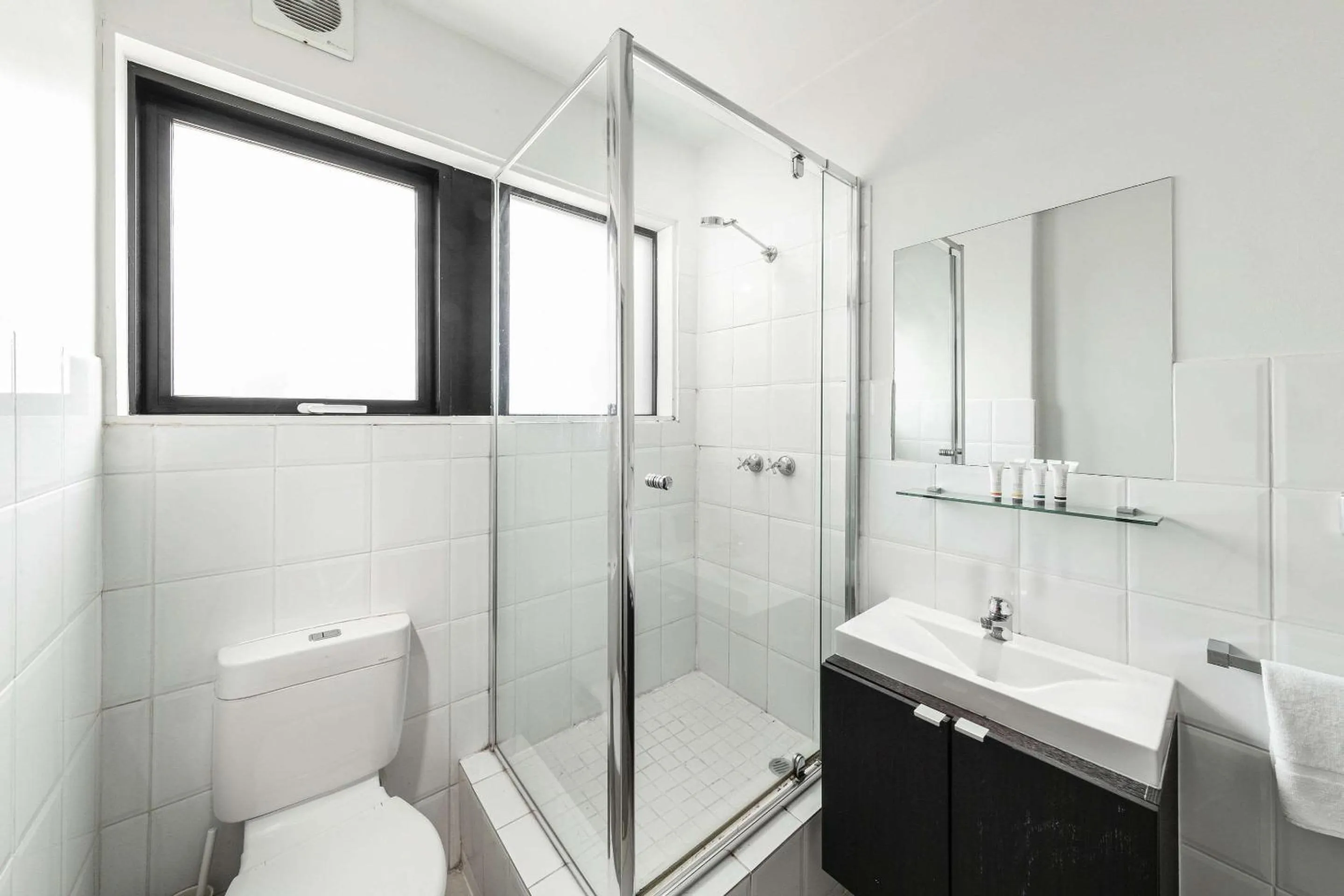 Bathroom in Comfort Hotel East Melbourne