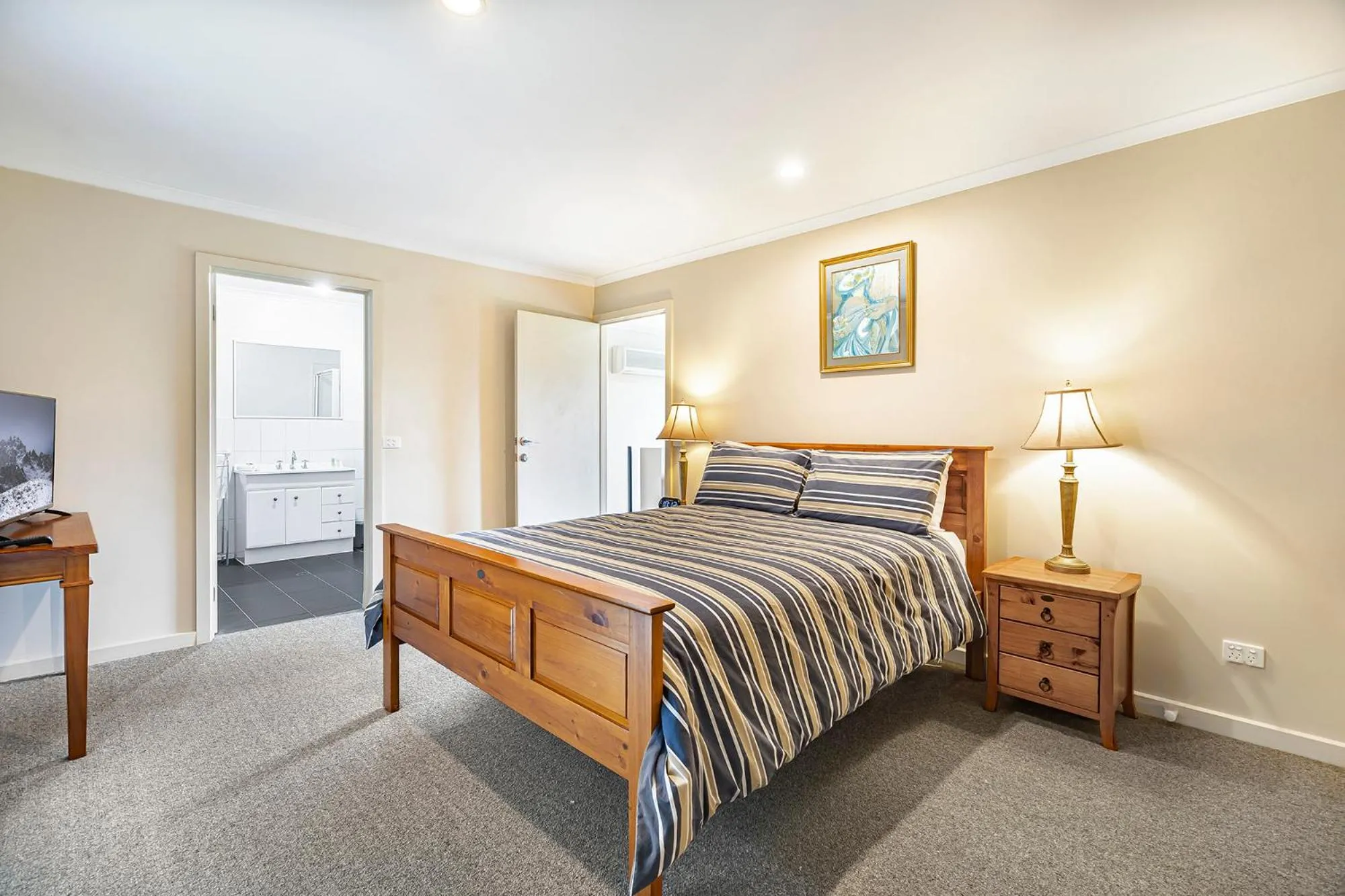 Bedroom, Bed in Bungunyah Apartments