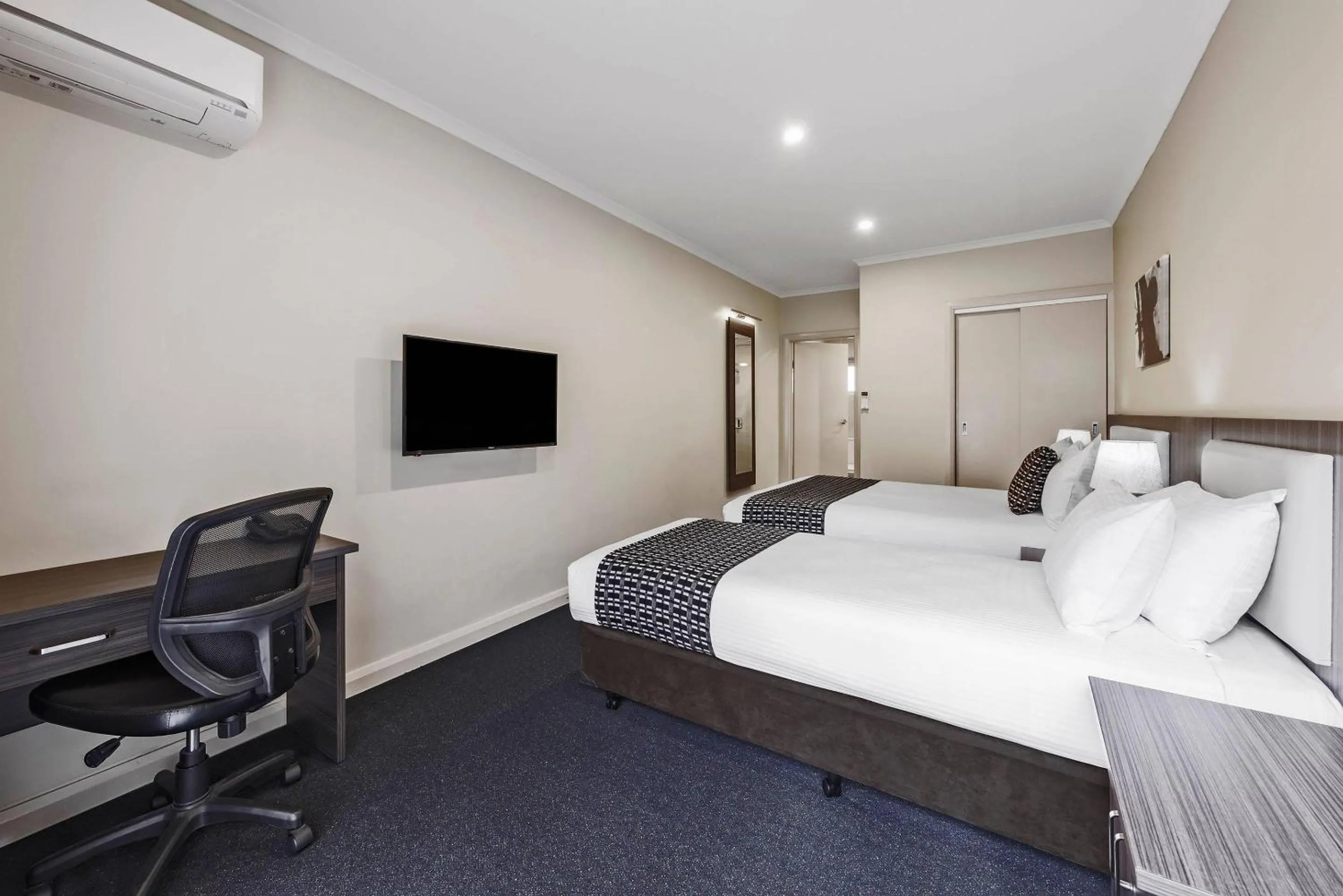 Bedroom, Bed in Quality Hotel Melbourne Airport