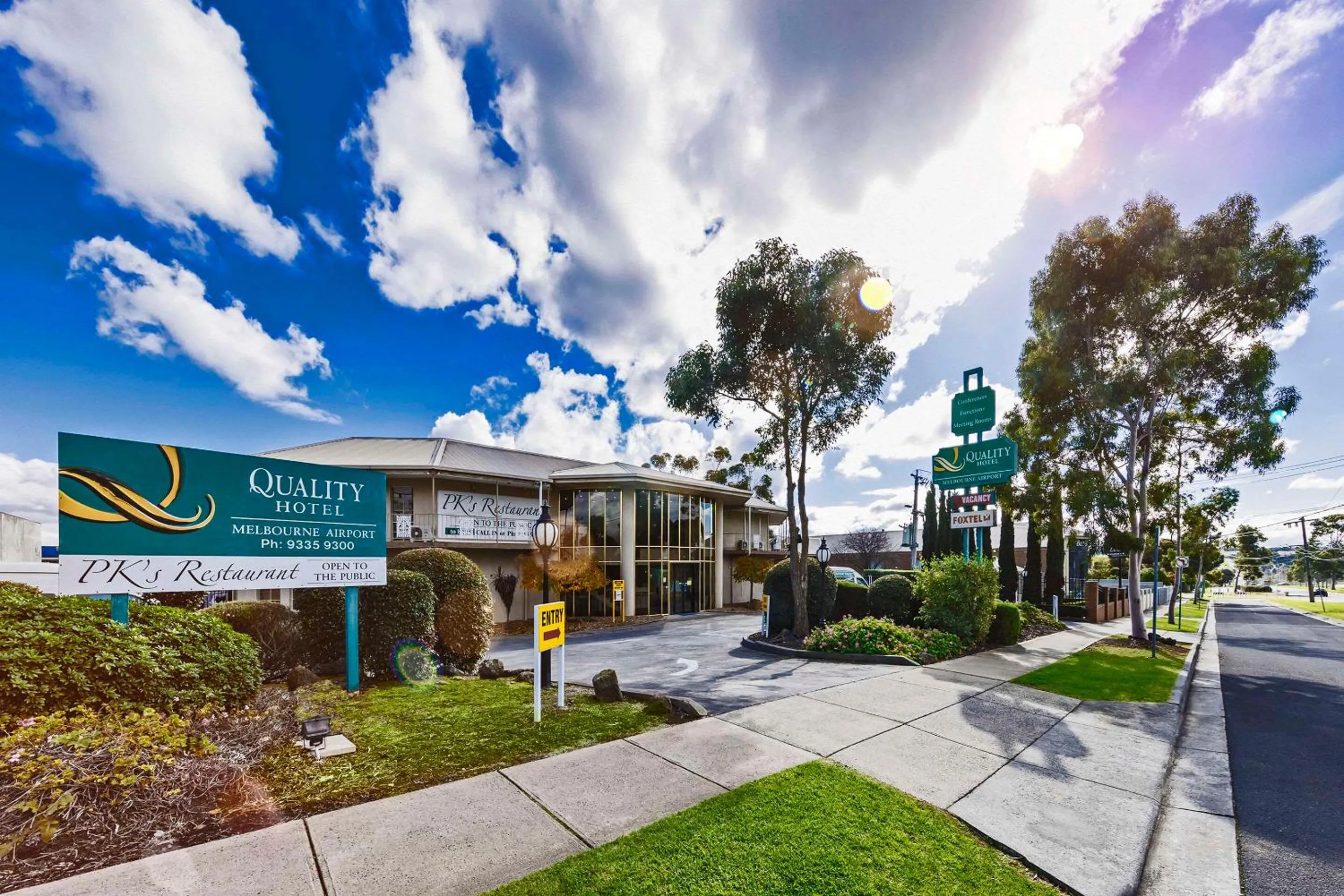 Property building in Quality Hotel Melbourne Airport