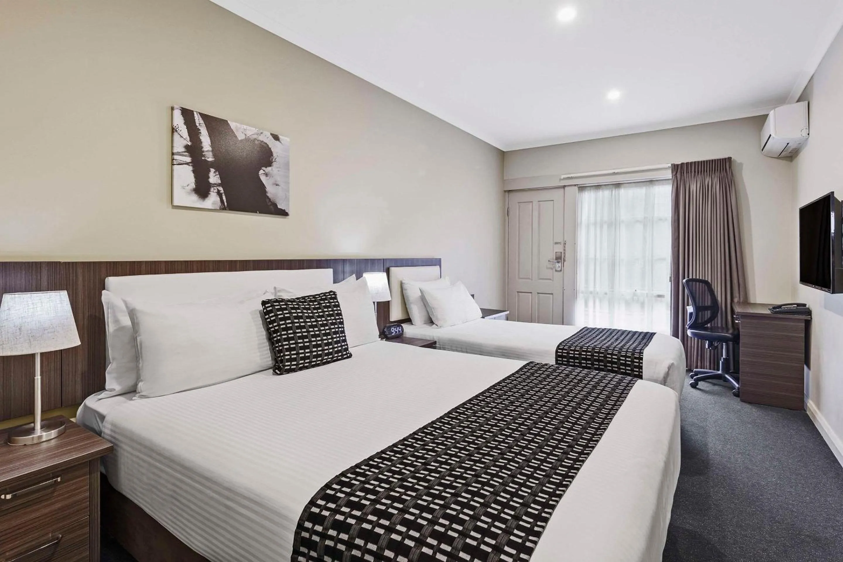 Bedroom, Bed in Quality Hotel Melbourne Airport