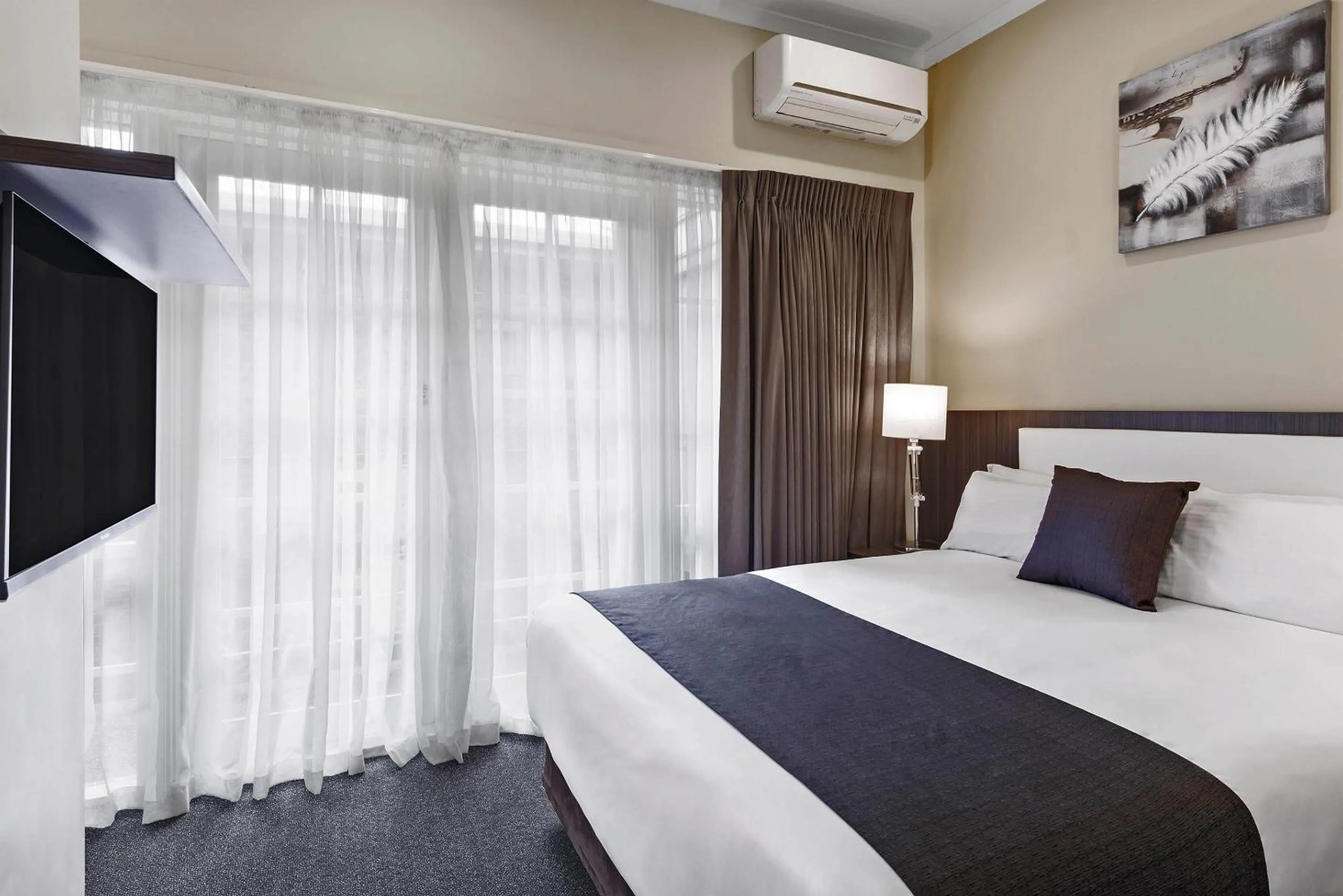 Bedroom, Bed in Quality Hotel Melbourne Airport
