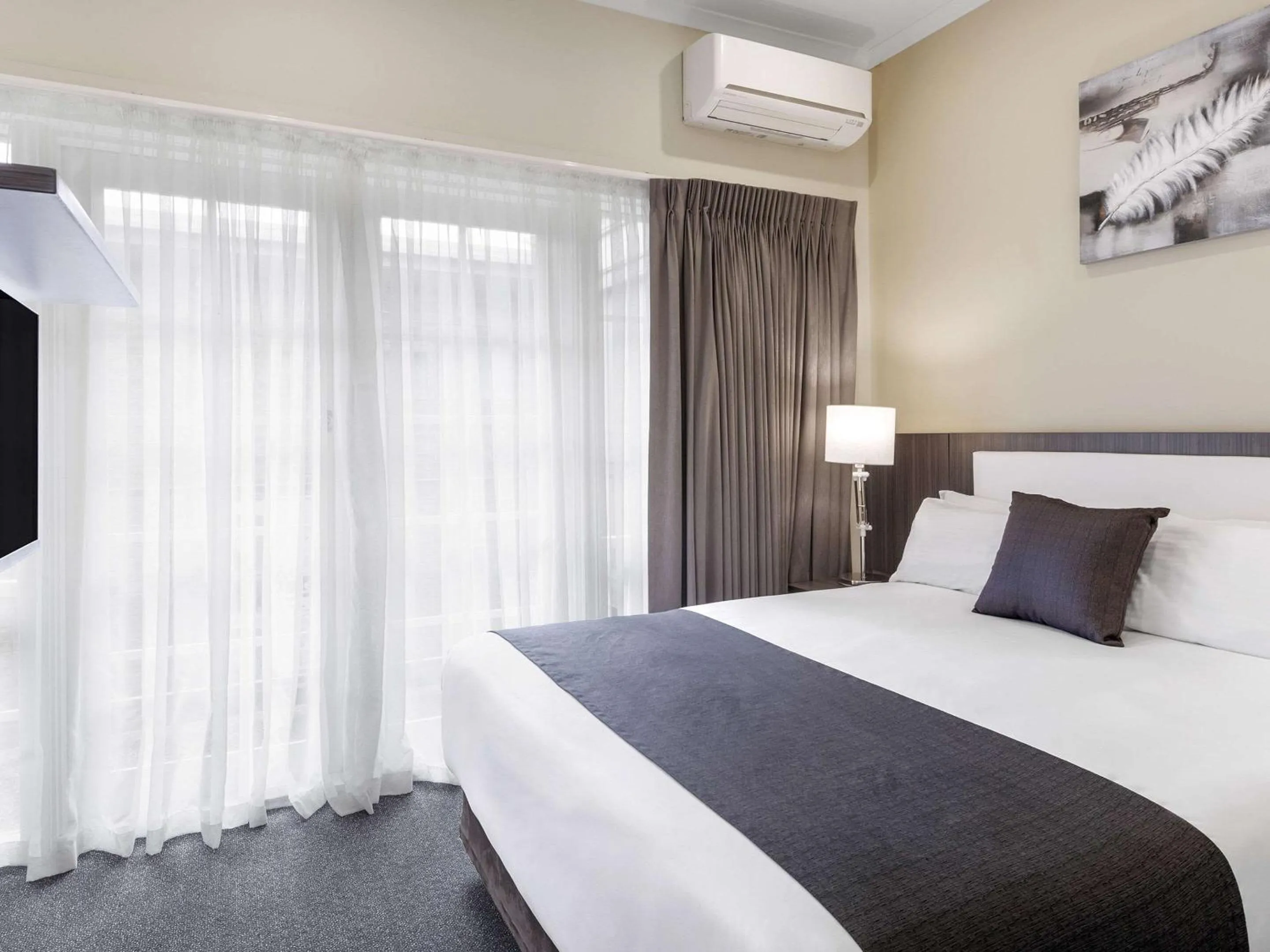 Bed in Quality Hotel Melbourne Airport